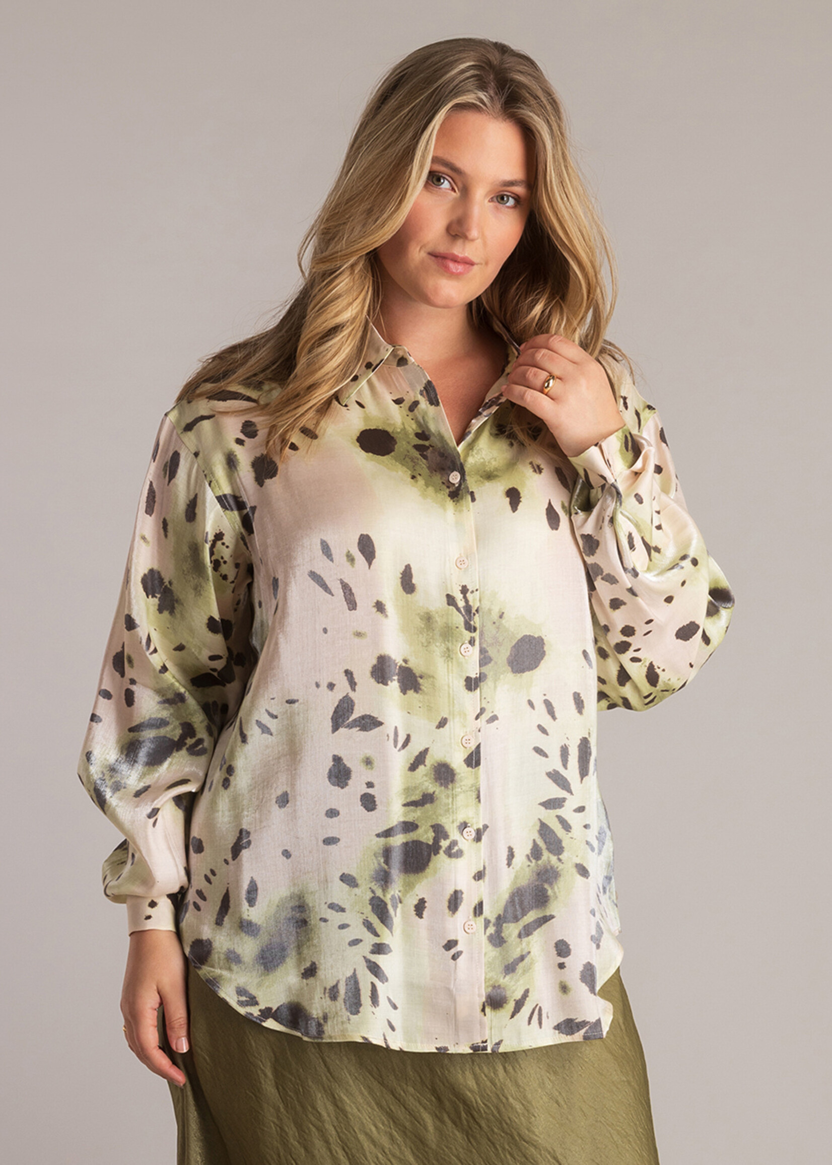 Yest Curve Blouse Jutta Yest Curve – elegante glans en moderne print