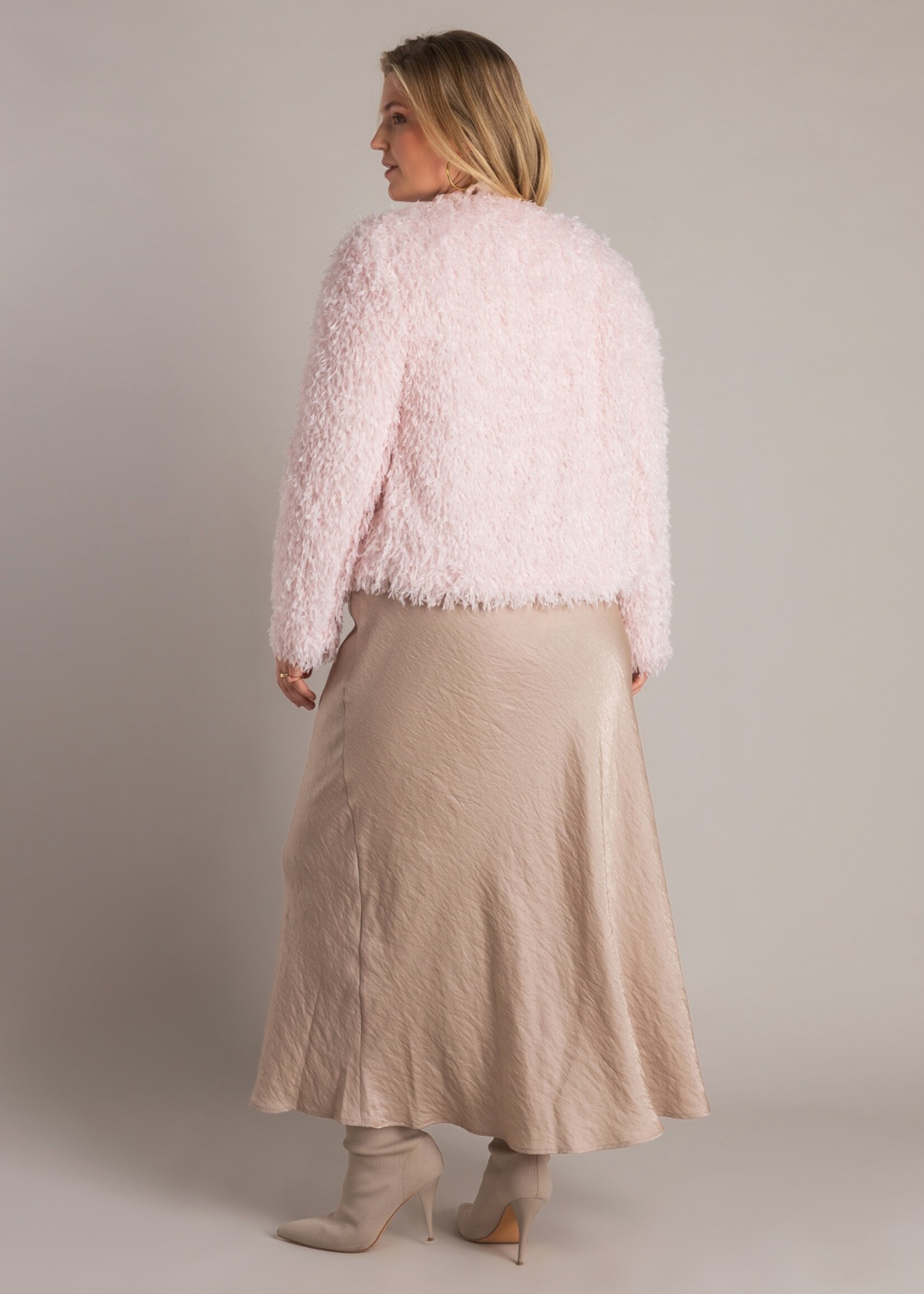 Yest Curve Vest Jovana Yest Curve A006255 – Fluffy roze jasje met zachte structuur en knoopsluiting