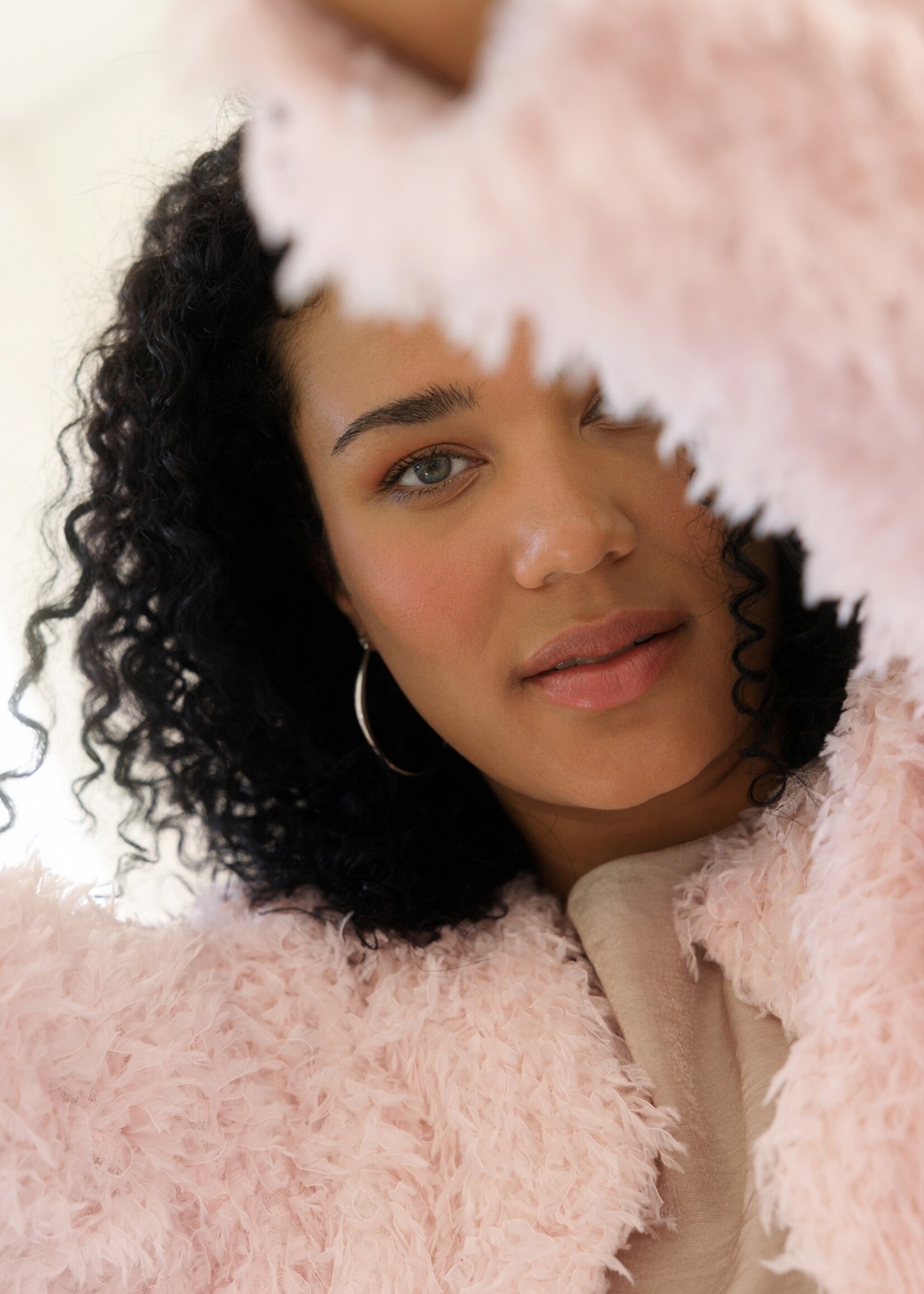 Yest Curve Vest Jovana Yest Curve A006255 – Fluffy roze jasje met zachte structuur en knoopsluiting