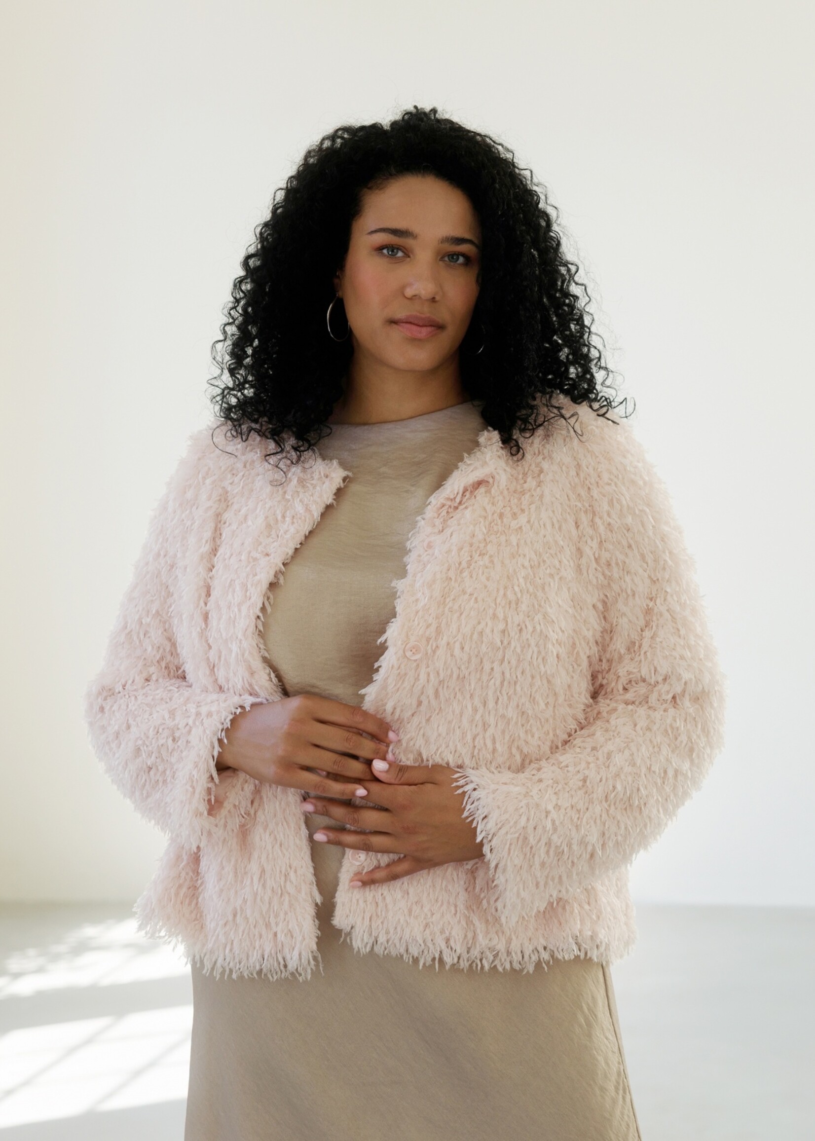 Yest Curve Vest Jovana Yest Curve A006255 – Fluffy roze jasje met zachte structuur en knoopsluiting