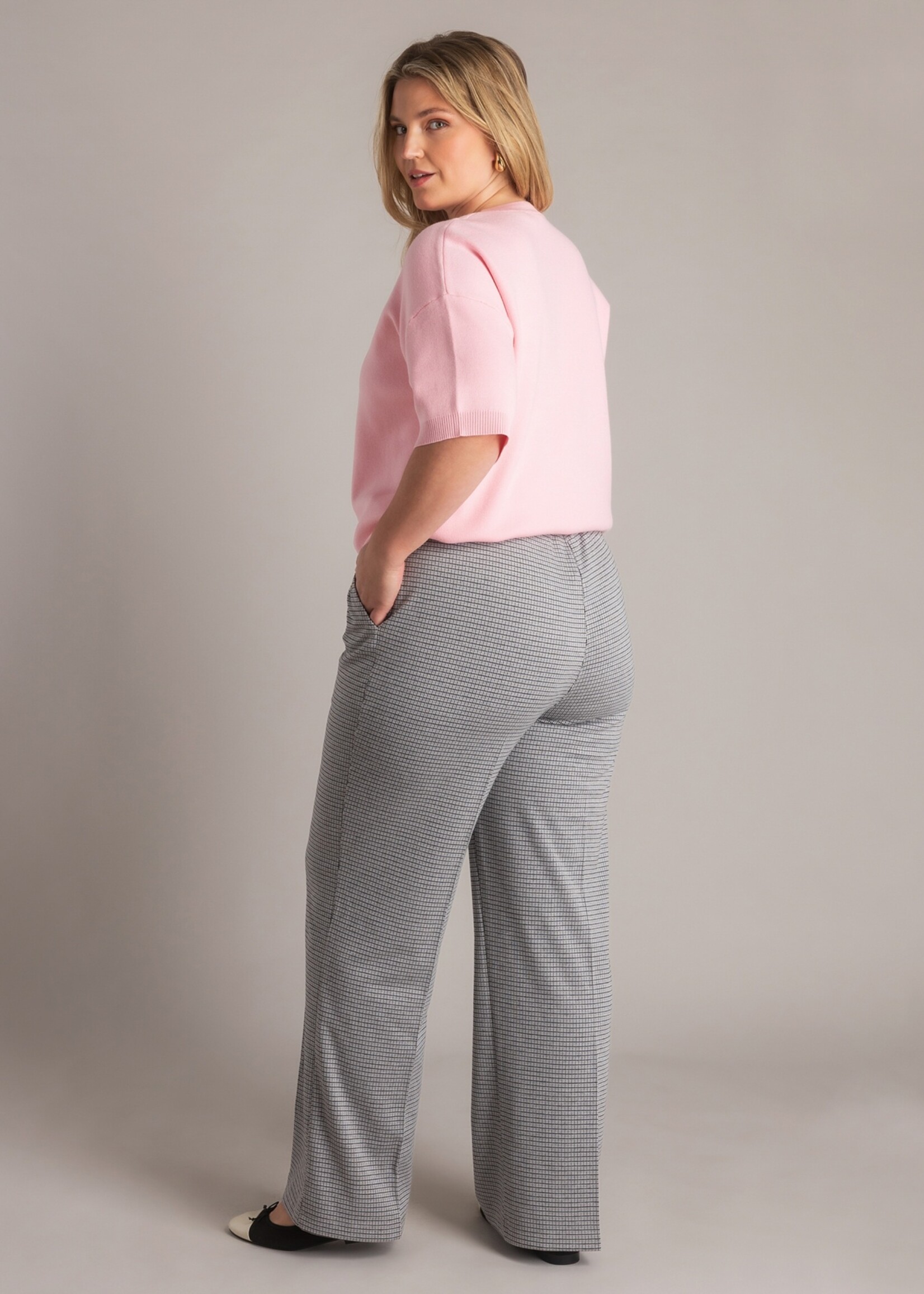 Yest Curve Broek Romana Essential Yest Curve – comfortabele jersey broek met flare pijp en ruitje (A006258)