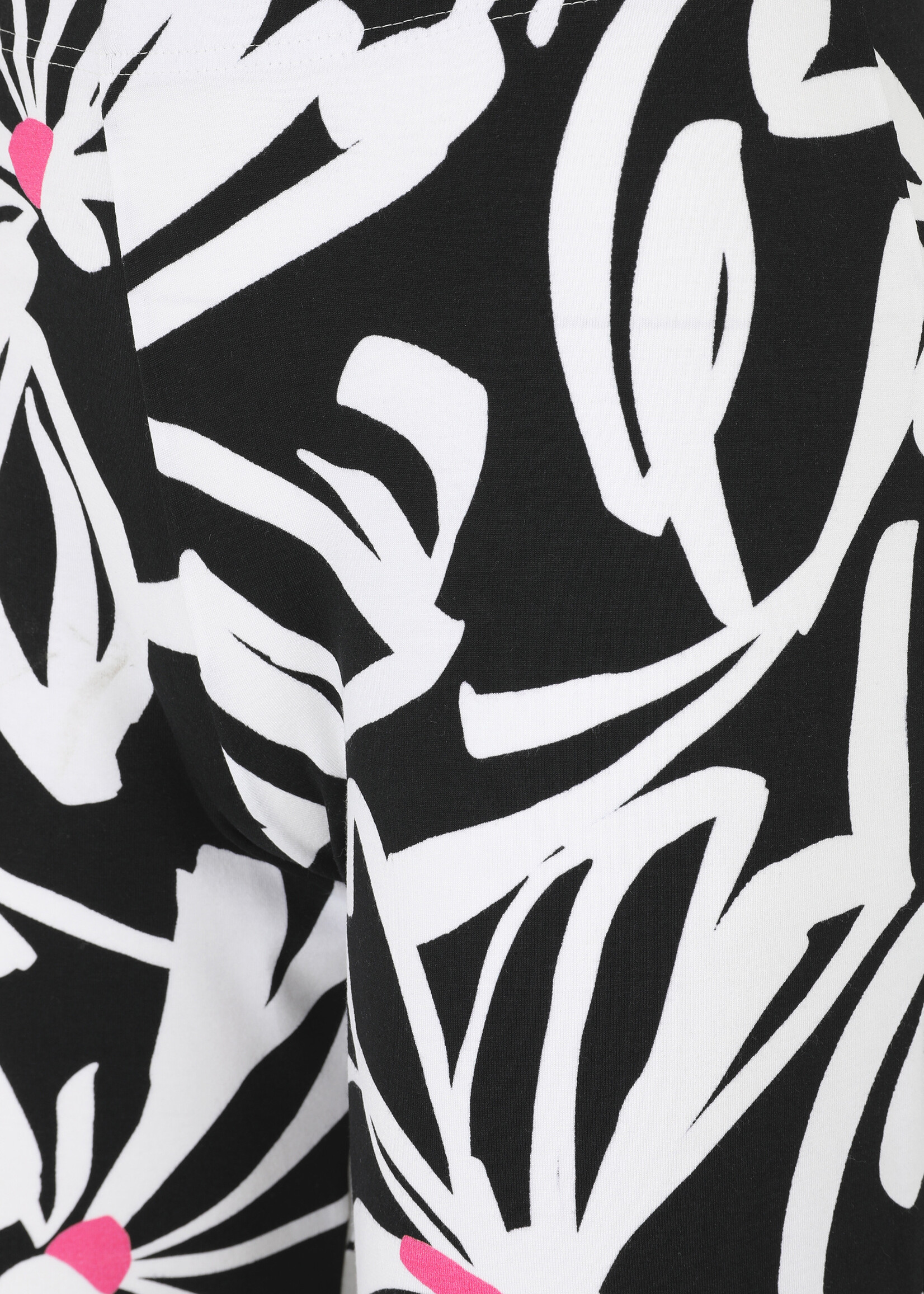 Doris Streich Doris Streich broek met zwart-witte bloemenprint en roze accenten – viscose jersey – 32 inch