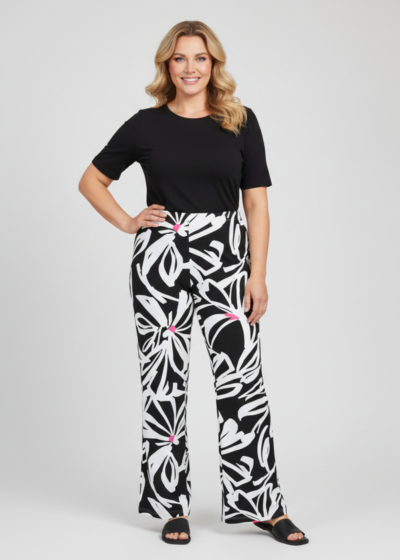 Doris Streich Doris Streich broek met zwart-witte bloemenprint en roze accenten – viscose jersey – 32 inch