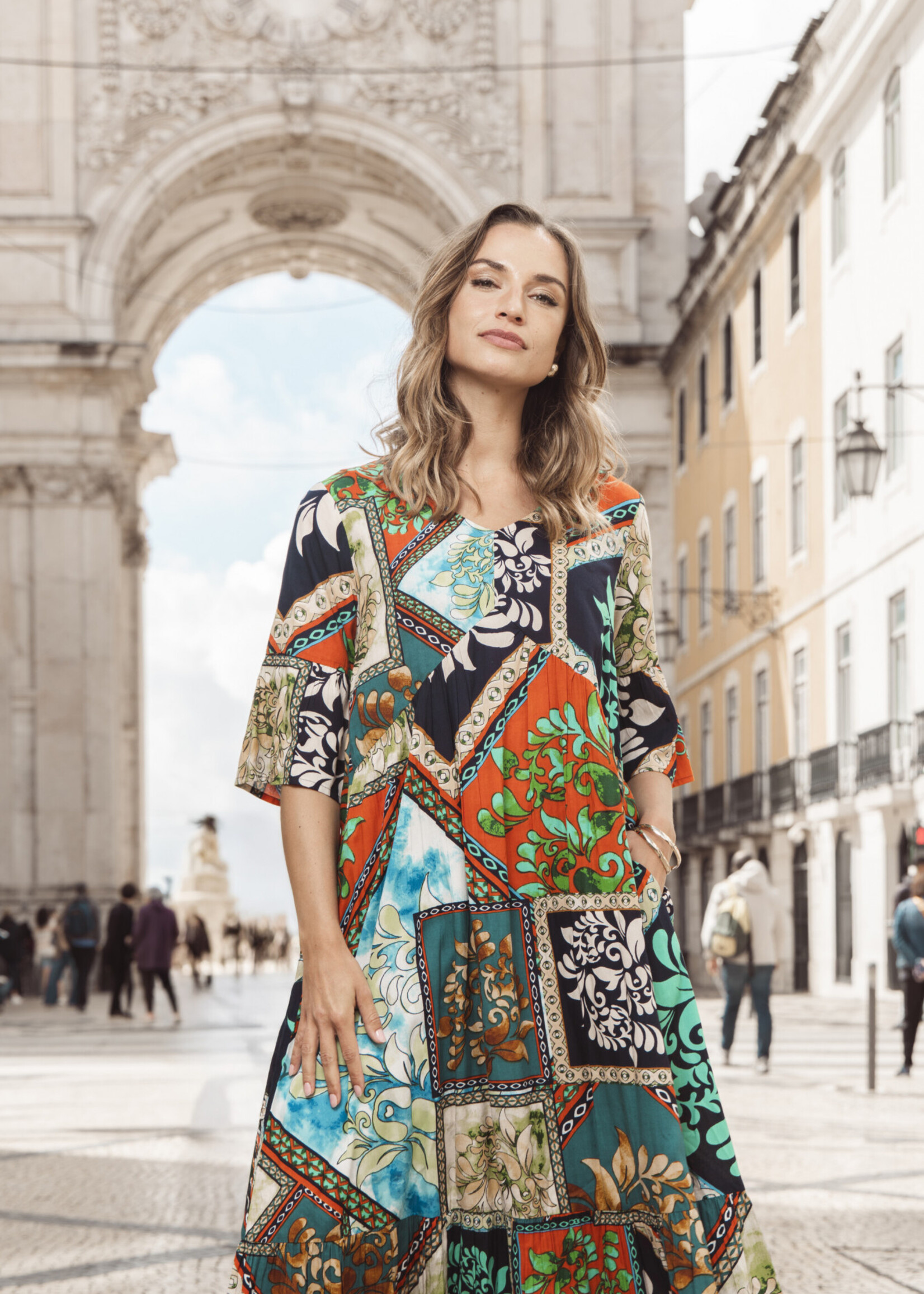 Orientique Orientique Jurk Cabo Fria Peak - Maxi Jurk met Patchwork Print en Flatterende Peak-naad