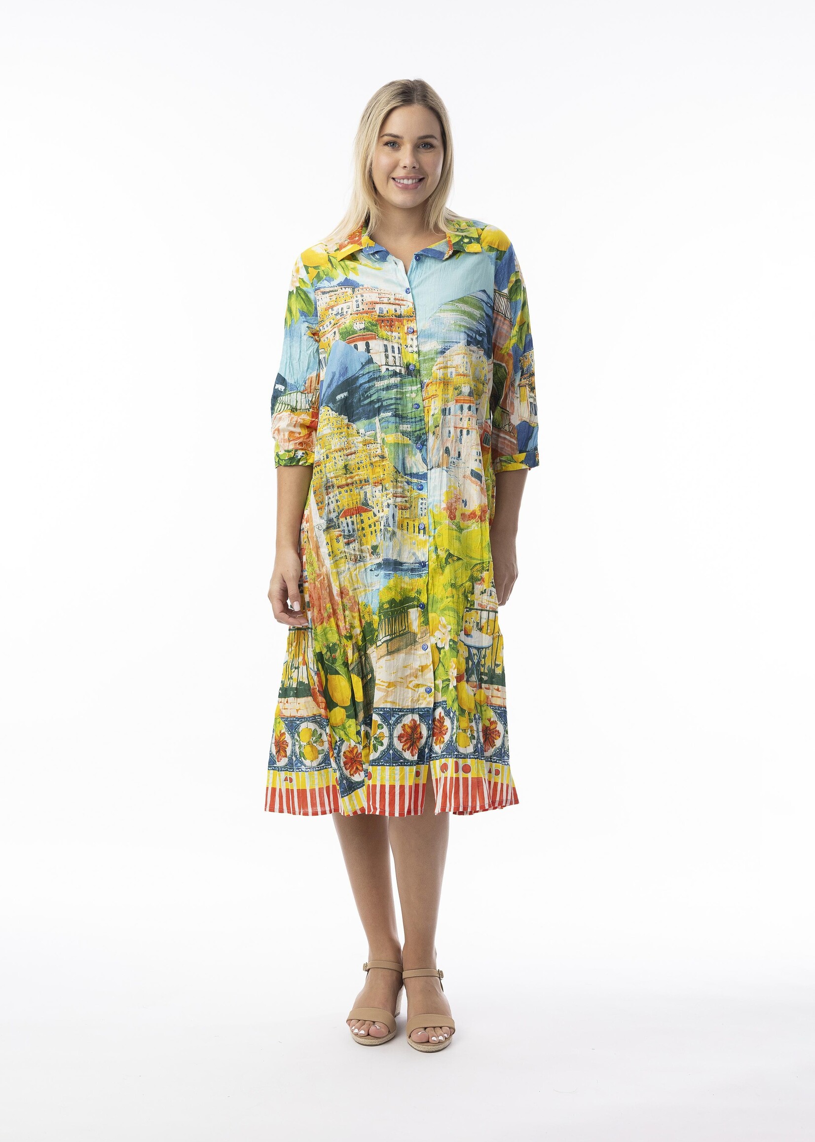 Orientique Natuurlijk! Hier zijn de gegevens voor de Orientique Jurk Amalfi (30182). De foto laat een prachtige, verhalende print zien die perfect past bij de naam van de jurk.  Lange titel Orientique Jurk Amalfi - Doorknoopjurk van Bio-Katoen met Italiaanse Kust-pr