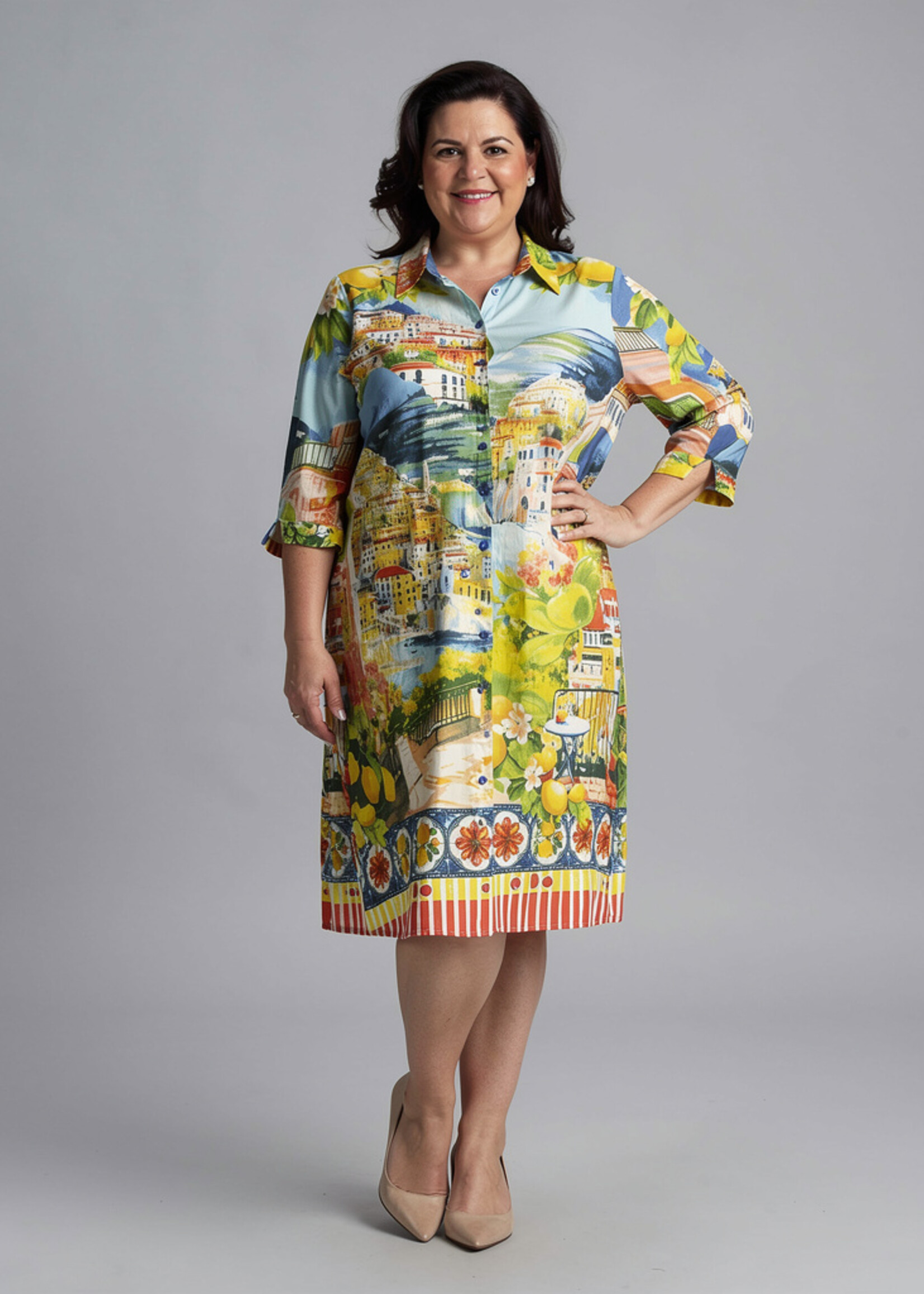 Orientique Natuurlijk! Hier zijn de gegevens voor de Orientique Jurk Amalfi (30182). De foto laat een prachtige, verhalende print zien die perfect past bij de naam van de jurk.  Lange titel Orientique Jurk Amalfi - Doorknoopjurk van Bio-Katoen met Italiaanse Kust-pr