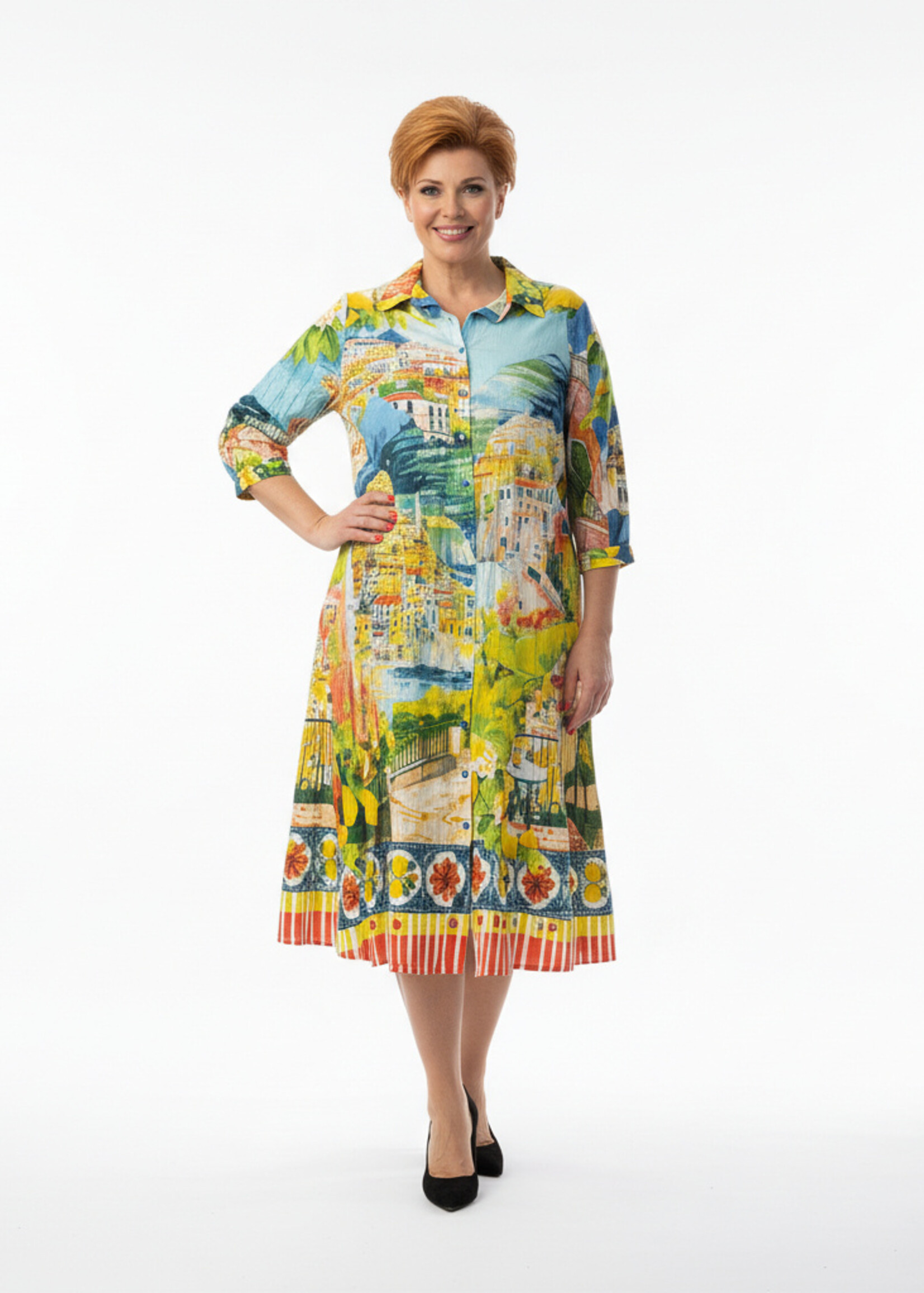 Orientique Natuurlijk! Hier zijn de gegevens voor de Orientique Jurk Amalfi (30182). De foto laat een prachtige, verhalende print zien die perfect past bij de naam van de jurk.  Lange titel Orientique Jurk Amalfi - Doorknoopjurk van Bio-Katoen met Italiaanse Kust-pr