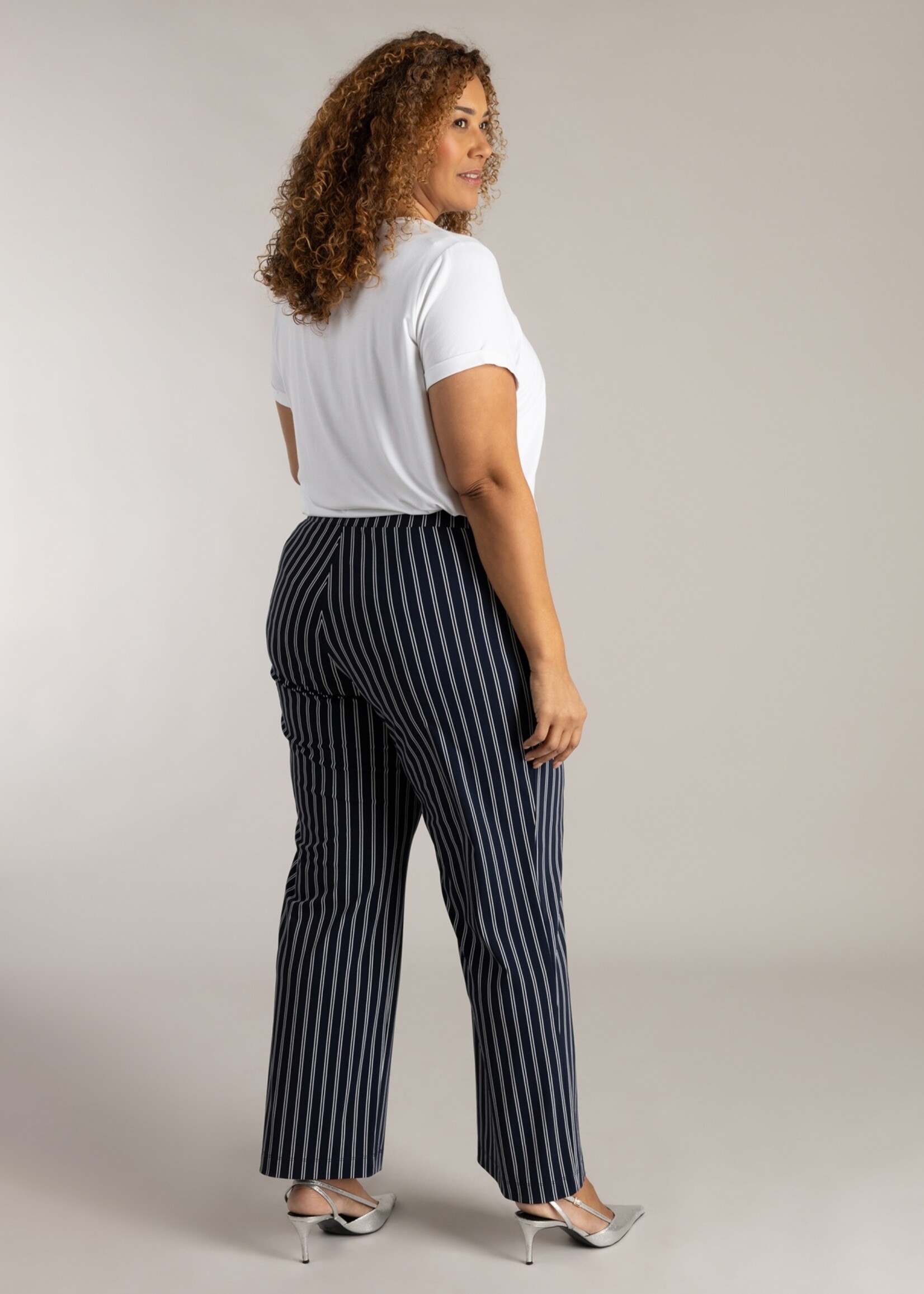 Colletta Colletta Broek Nadine - Donkerblauwe Pantalon met Nautische Streep in Superstretch Travelstof