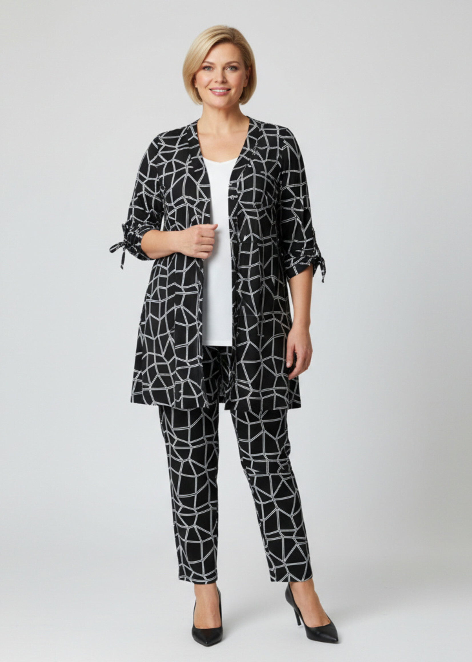 Colletta Colletta Broek Nadine - Comfortabele Broek met Zwart-Wit Geometrische Print in Dolce Travelstof