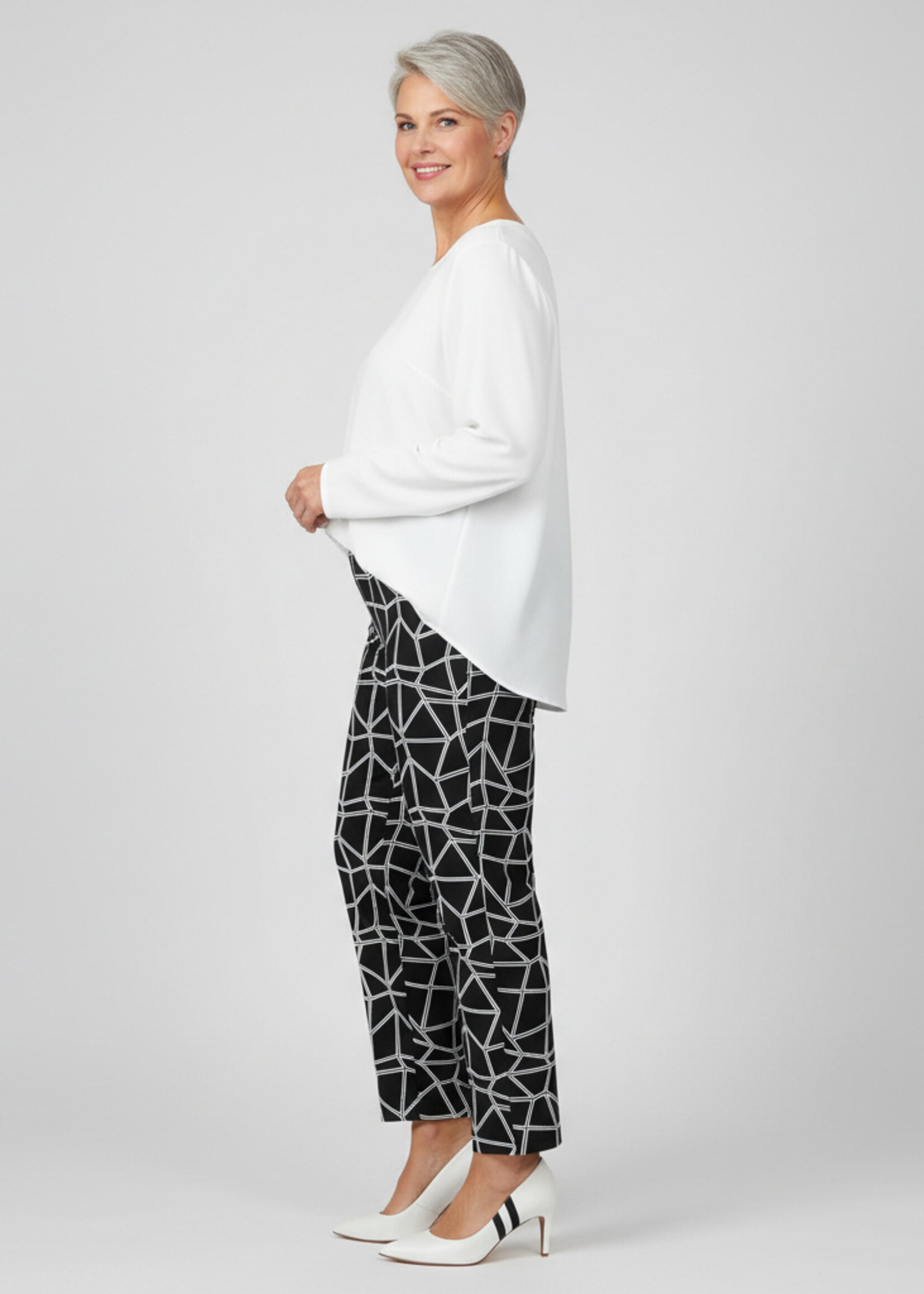 Colletta Colletta Broek Nadine - Comfortabele Broek met Zwart-Wit Geometrische Print in Dolce Travelstof