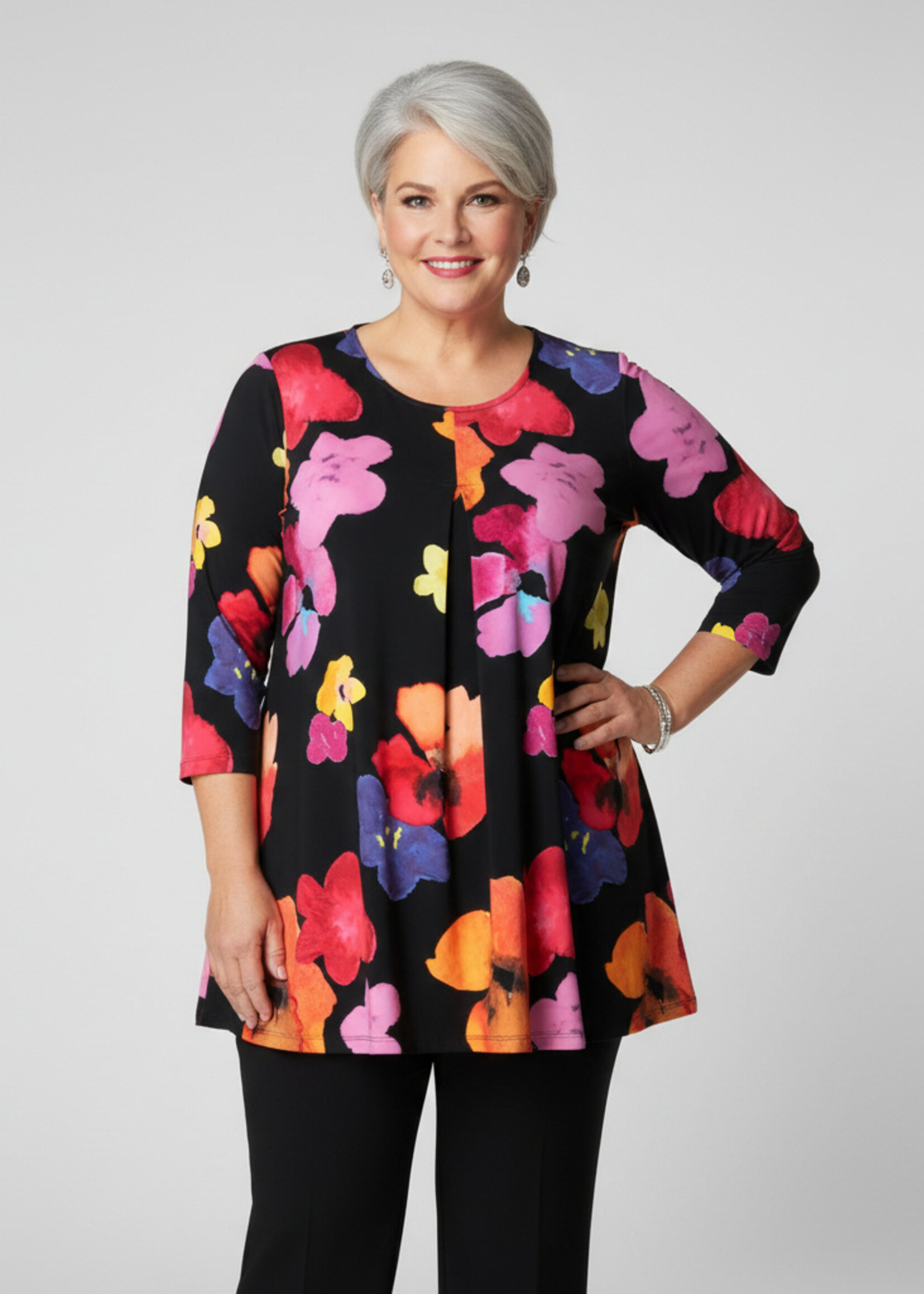 Colletta Colletta Tuniek Tess Essential - Zwarte Tuniek met Vrolijke Bloemenprint in Dolce Travelstof (9000641)