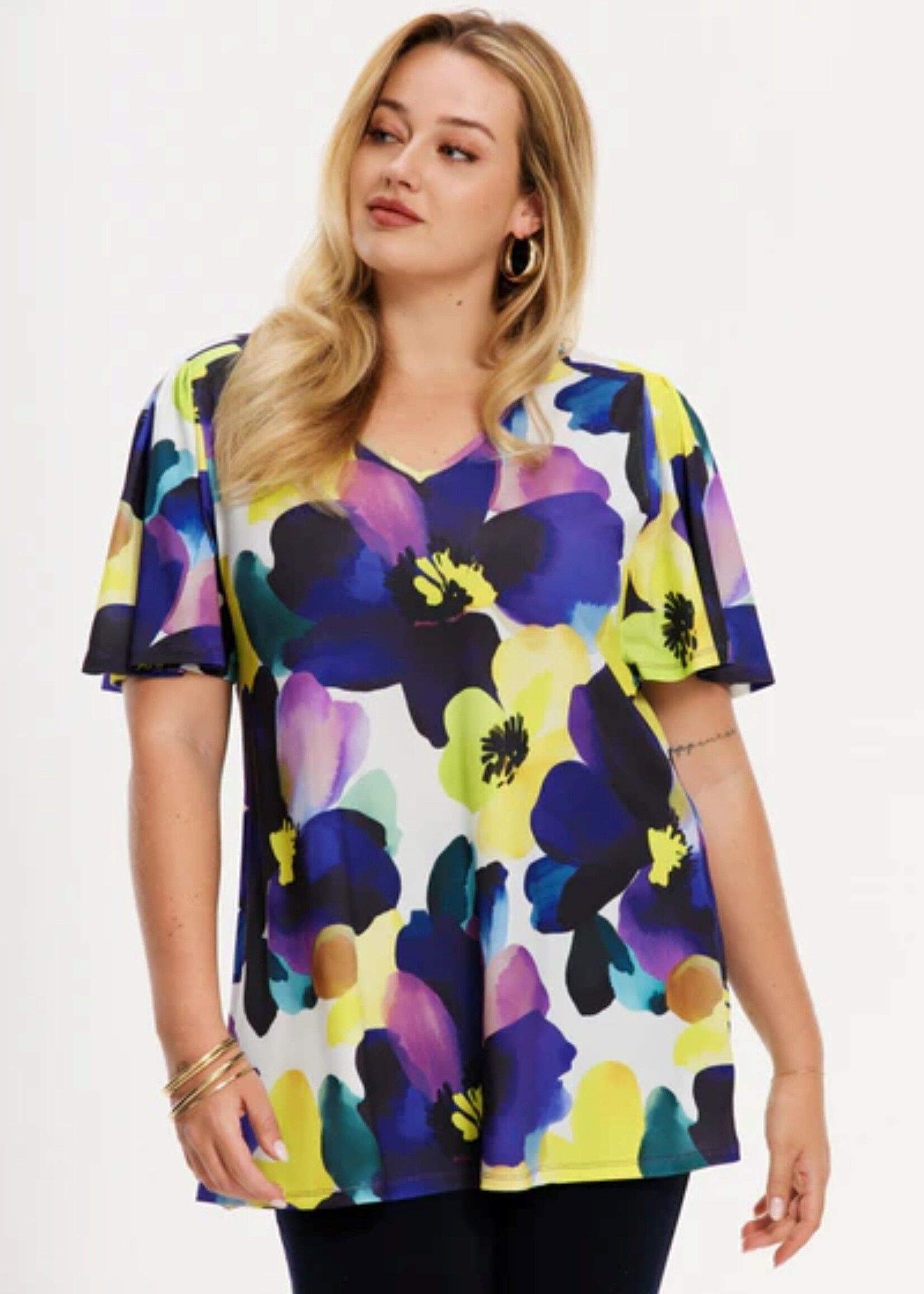 Yoek Yoek Tuniek Lush - Fleurige Top met Vlindermouwen en Bloemenprint in Dolce Travelstof