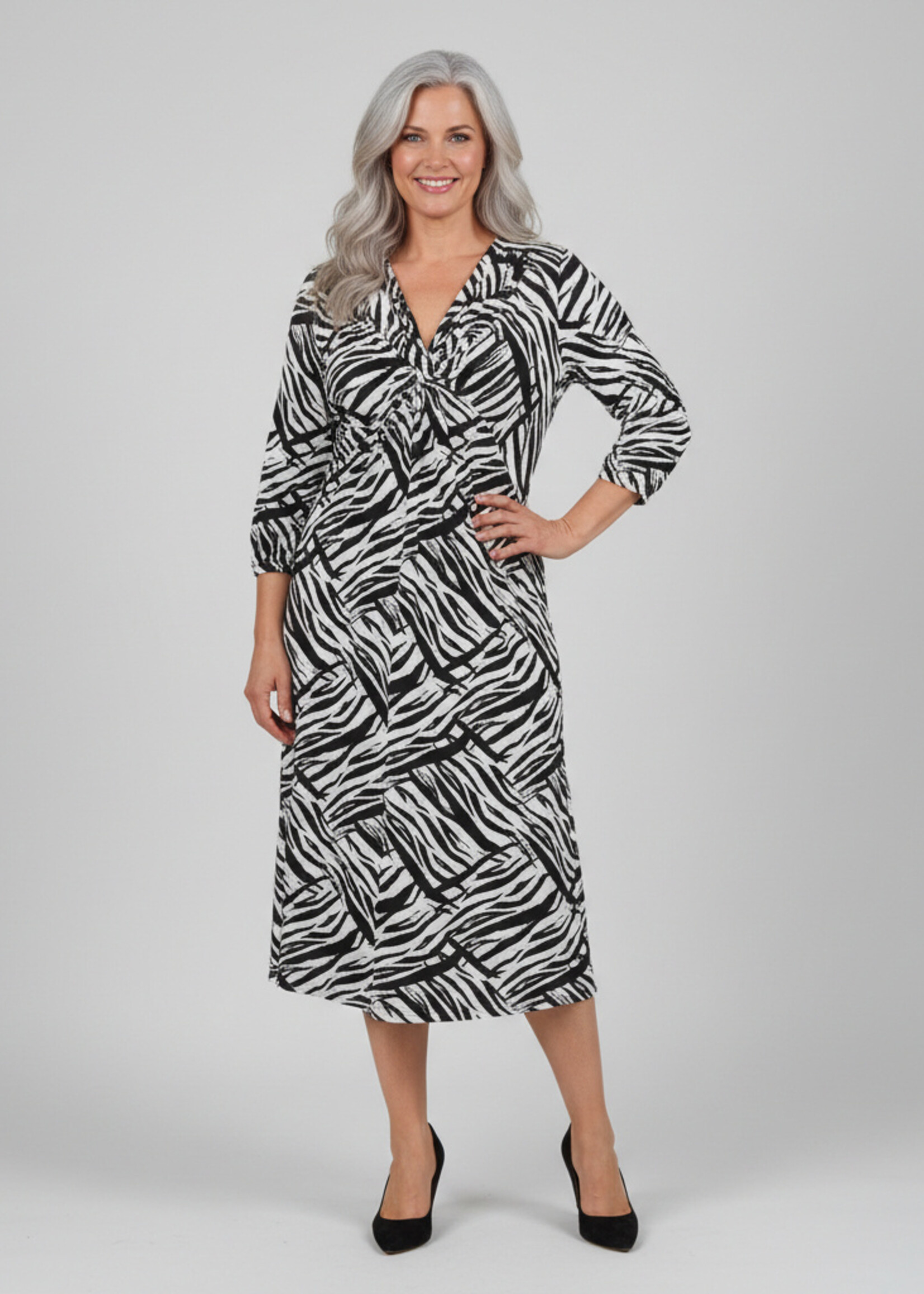 Mona Lisa Mona Lisa Jurk Black & White - Elegante Viscosemix met Knoopdetail en Abstracte Print