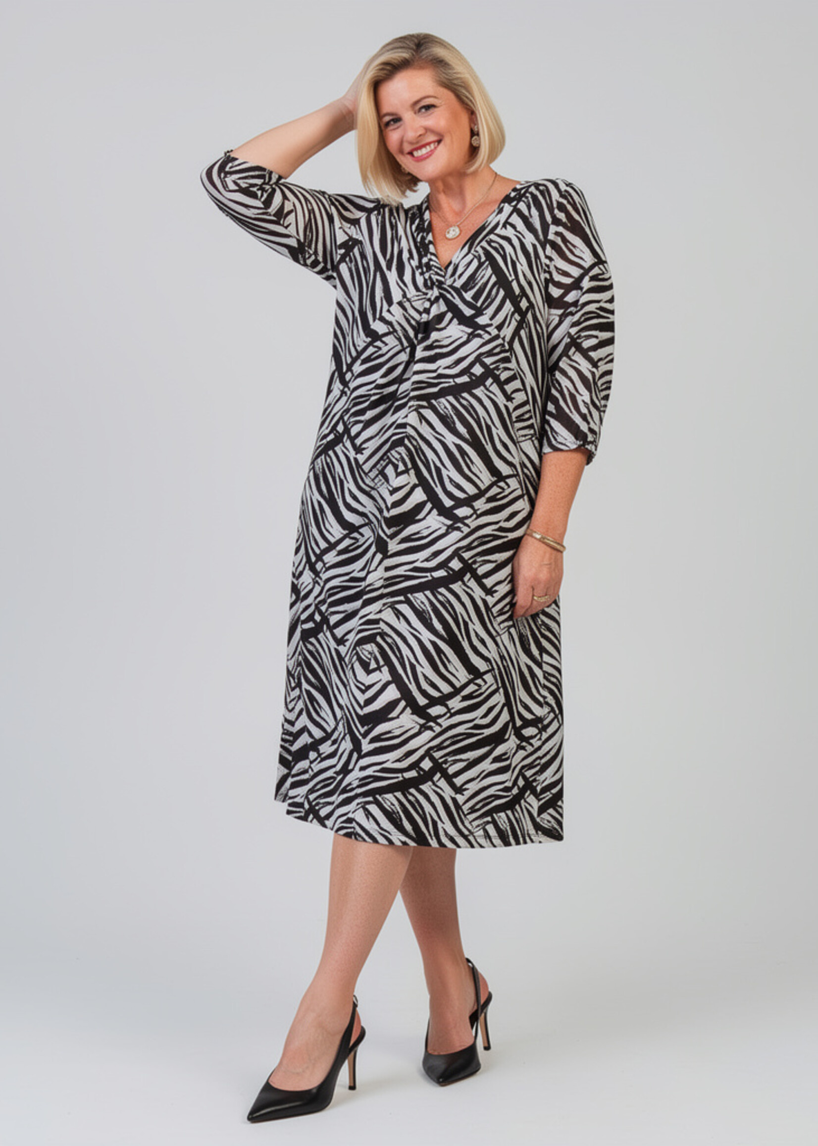 Mona Lisa Mona Lisa Jurk Black & White - Elegante Viscosemix met Knoopdetail en Abstracte Print