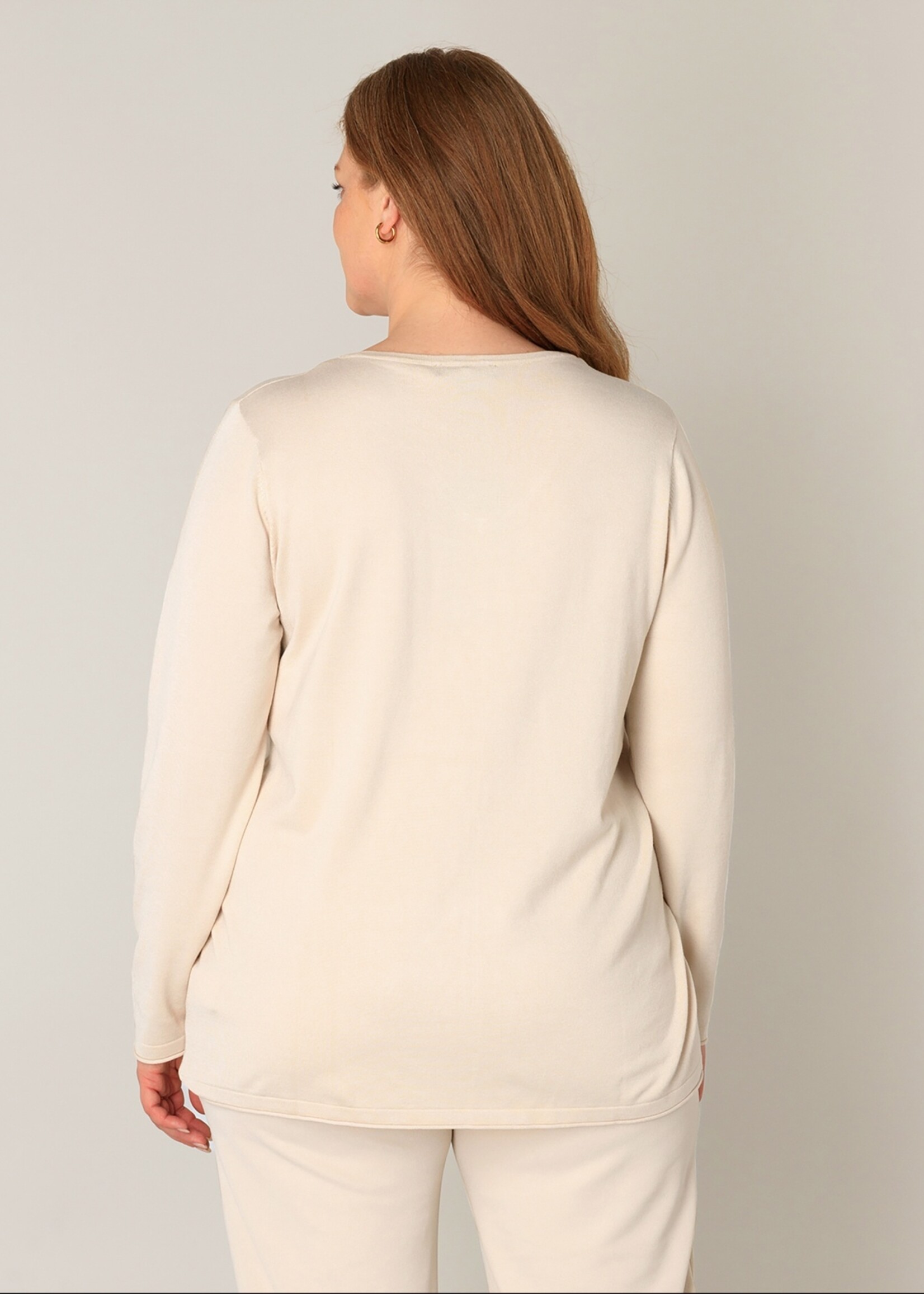 Base Level Curvy Base Level Curvy shirt Anine - Fijngebreide Basic met V-hals in Roomwit