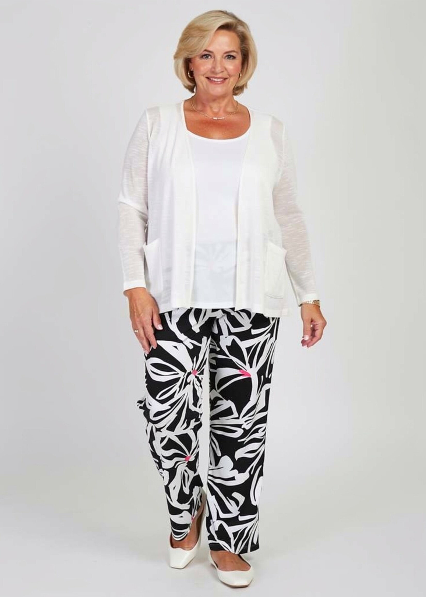 Doris Streich Doris Streich broek met zwart-witte bloemenprint en roze accenten – viscose jersey – 32 inch