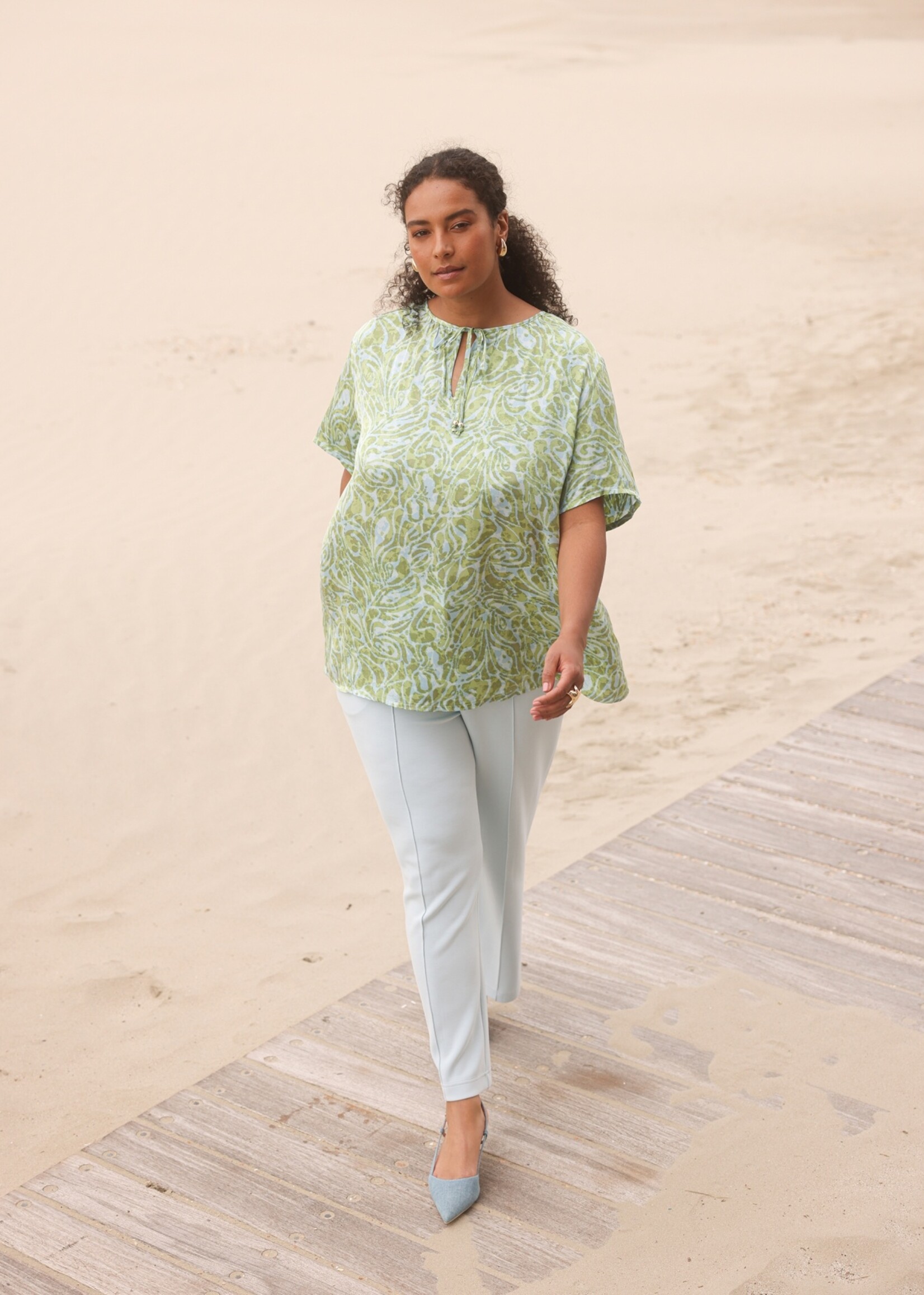 Yest Curve Yest Curve Blouse Lara – Botanic Green Print Viscose met Strikdetail