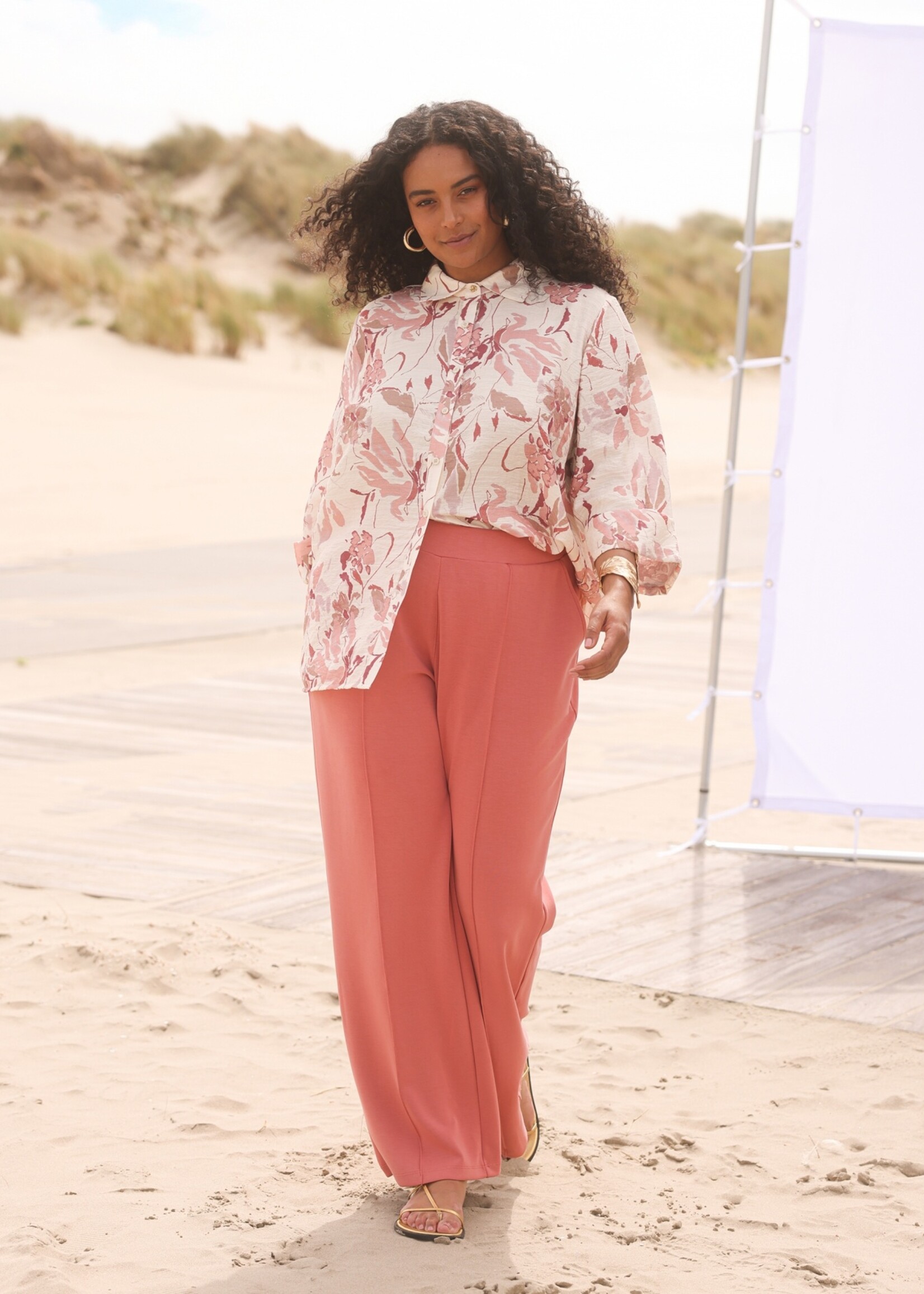 Yest Curve Yest Curve Blouse Lior – Botanische Print Plum met Wijde Manchet