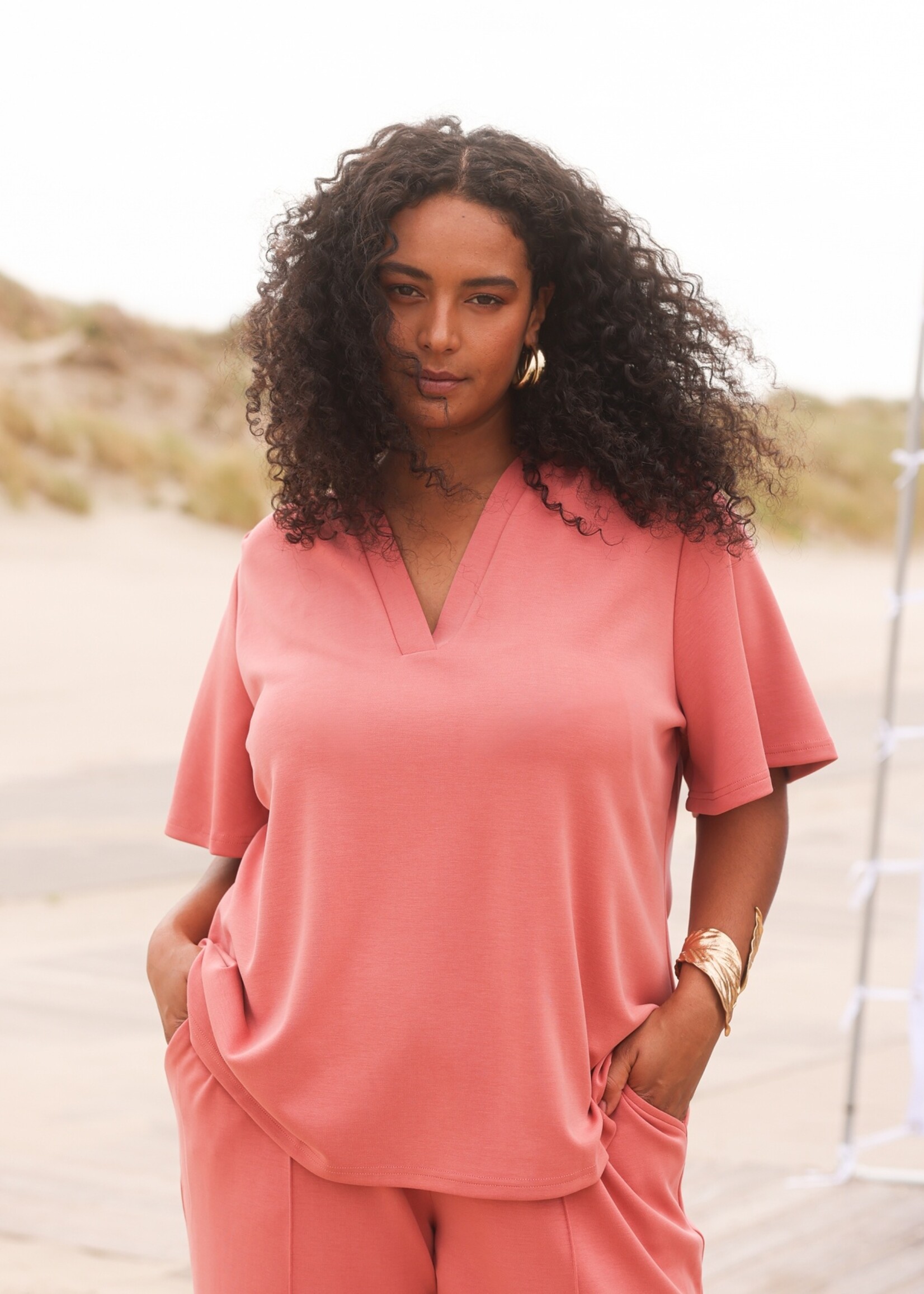 Yest Curve Yest Curve Shirt Lunette – Terra Top met Vlindermouw en V-hals