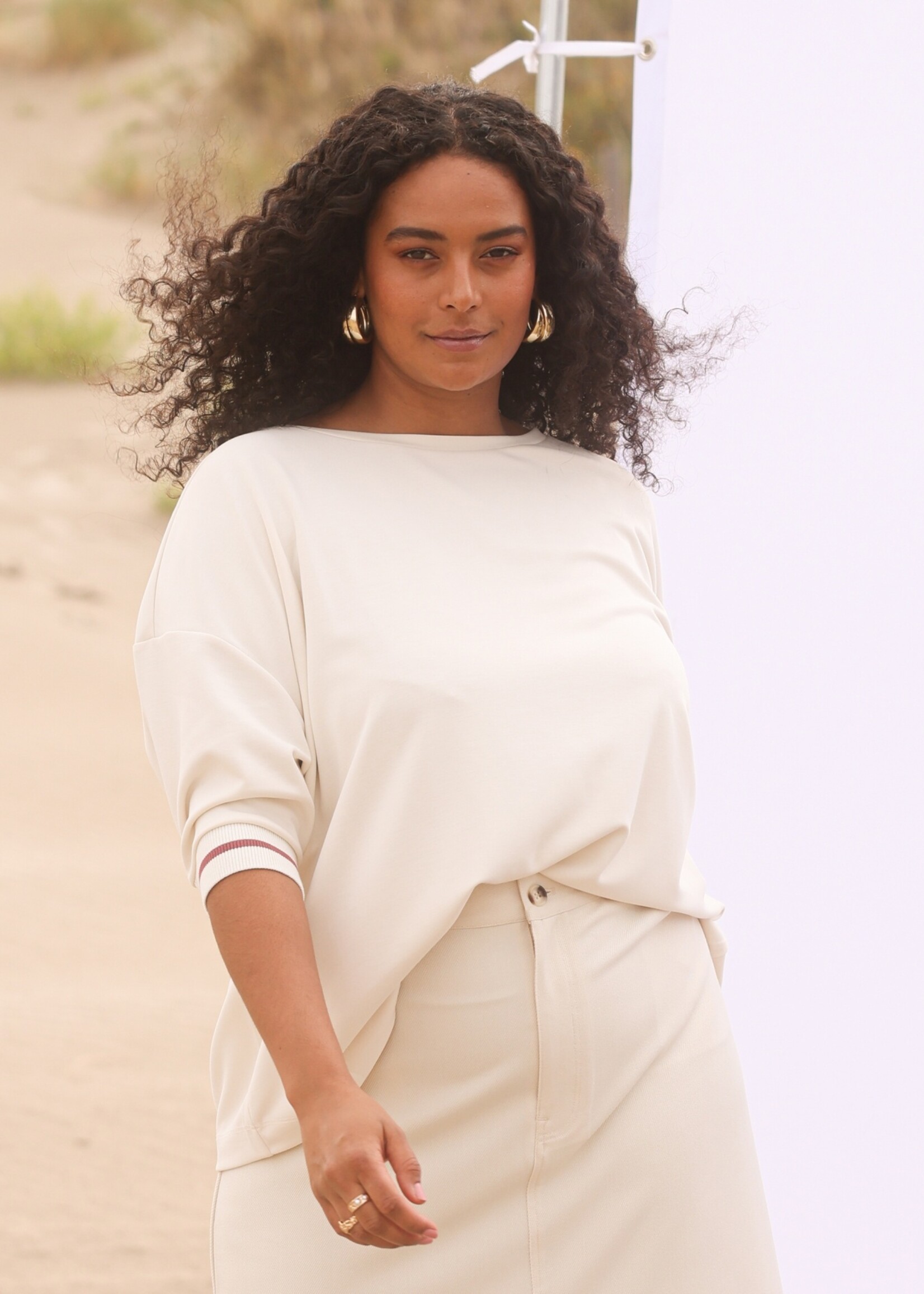 Yest Curve Yest Curve Shirt Liona – Naturel Top met Boothals en Terra Detail