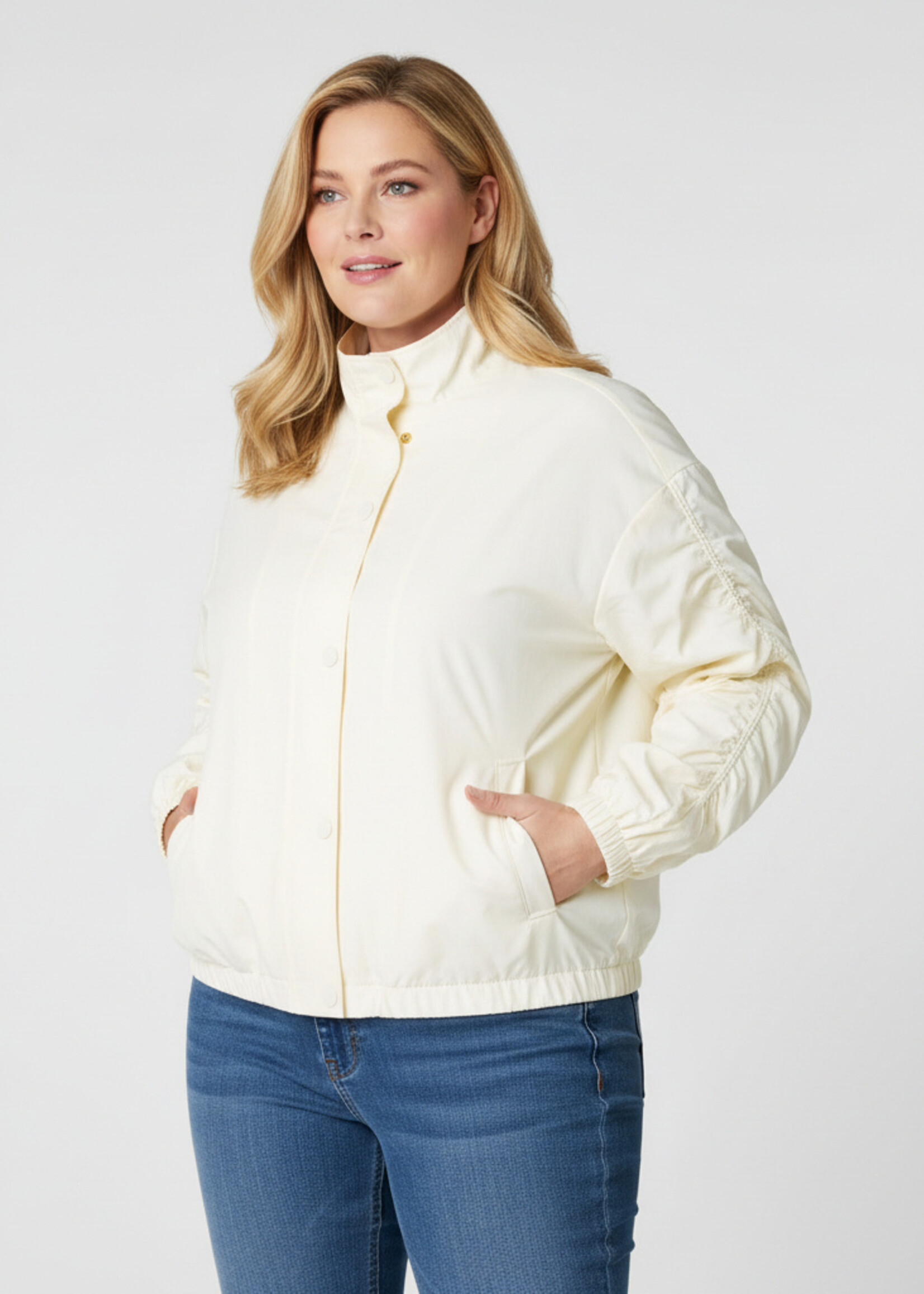 Yest Curve Yest Curve Jasje Cylie Off-White - Kort Nylon Bomberjack met Ruime Pasvorm (A006082)