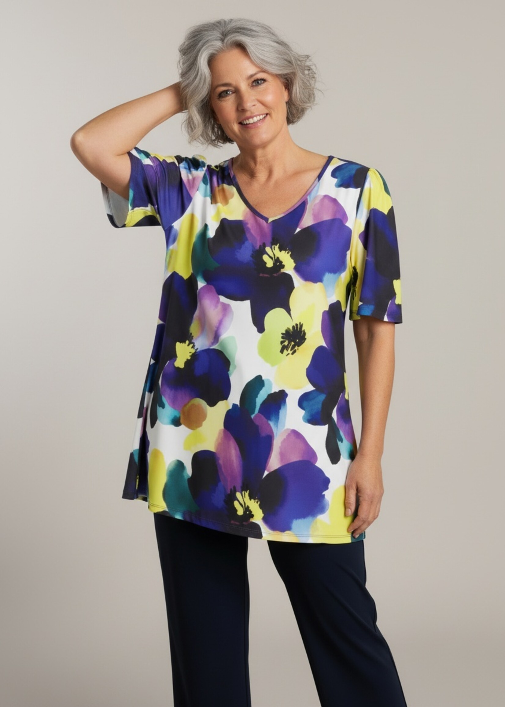 Yoek Yoek Tuniek Lush - Fleurige Top met Vlindermouwen en Bloemenprint in Dolce Travelstof