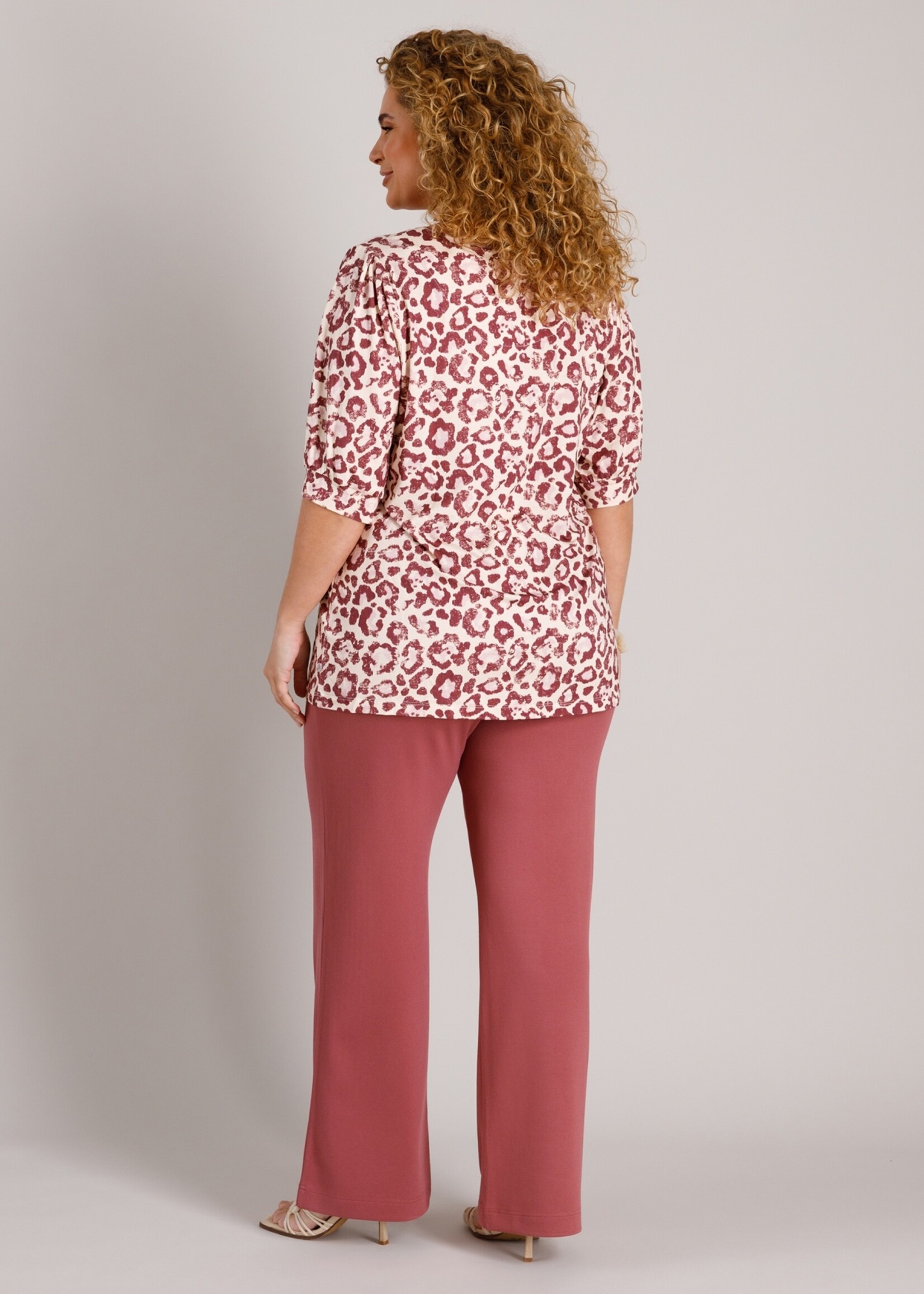Yest Curve Yest Curve Hanne Essential shirt met feline print – roze/rood
