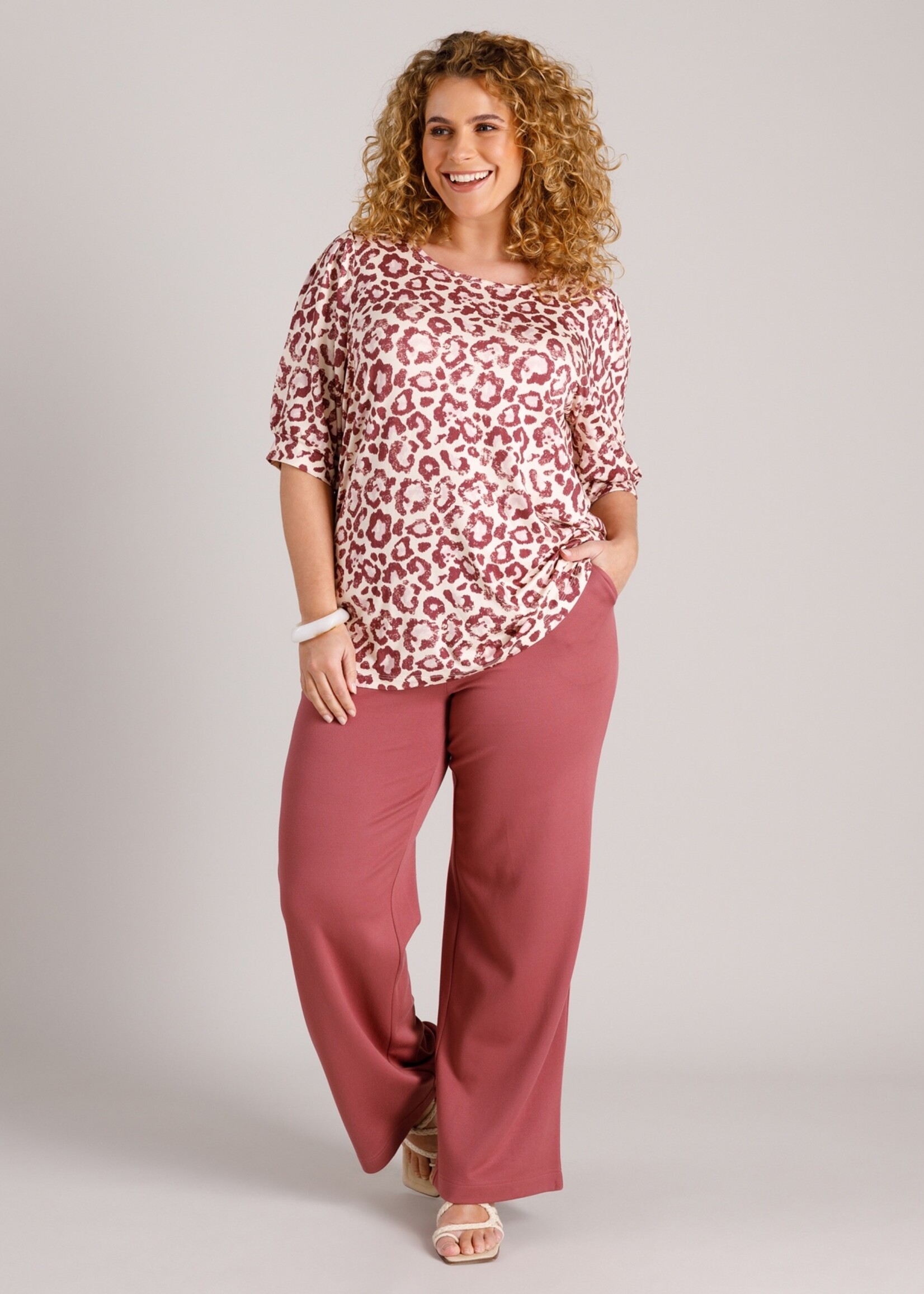 Yest Curve Yest Curve Hanne Essential shirt met feline print – roze/rood
