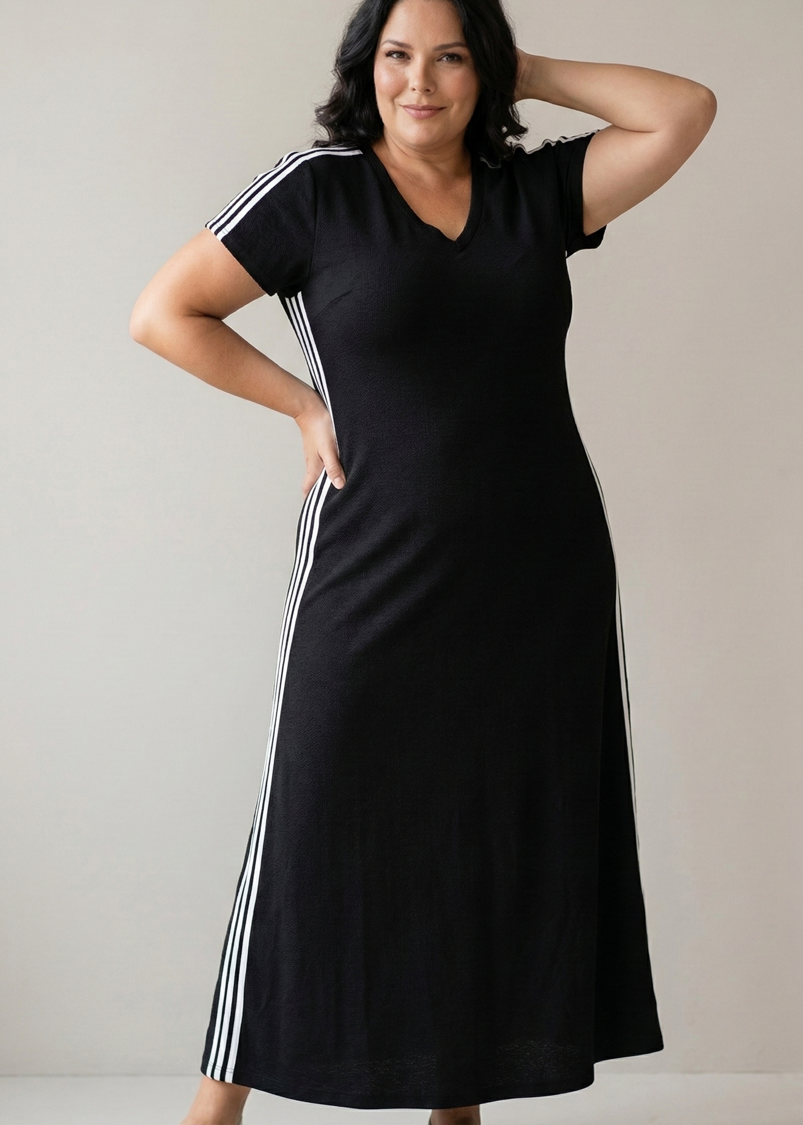 Curviss Curviss Zwarte Maxi Jurk met Sportstreep - V-hals & Lichte A-lijn (2665.92736)