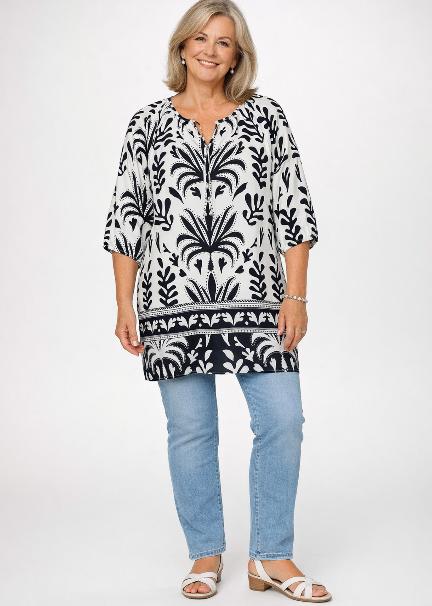 Via Appia Due Tuniek van Via Appia Due in wit met navy print – luchtig, flatterend en speels afgewerkt