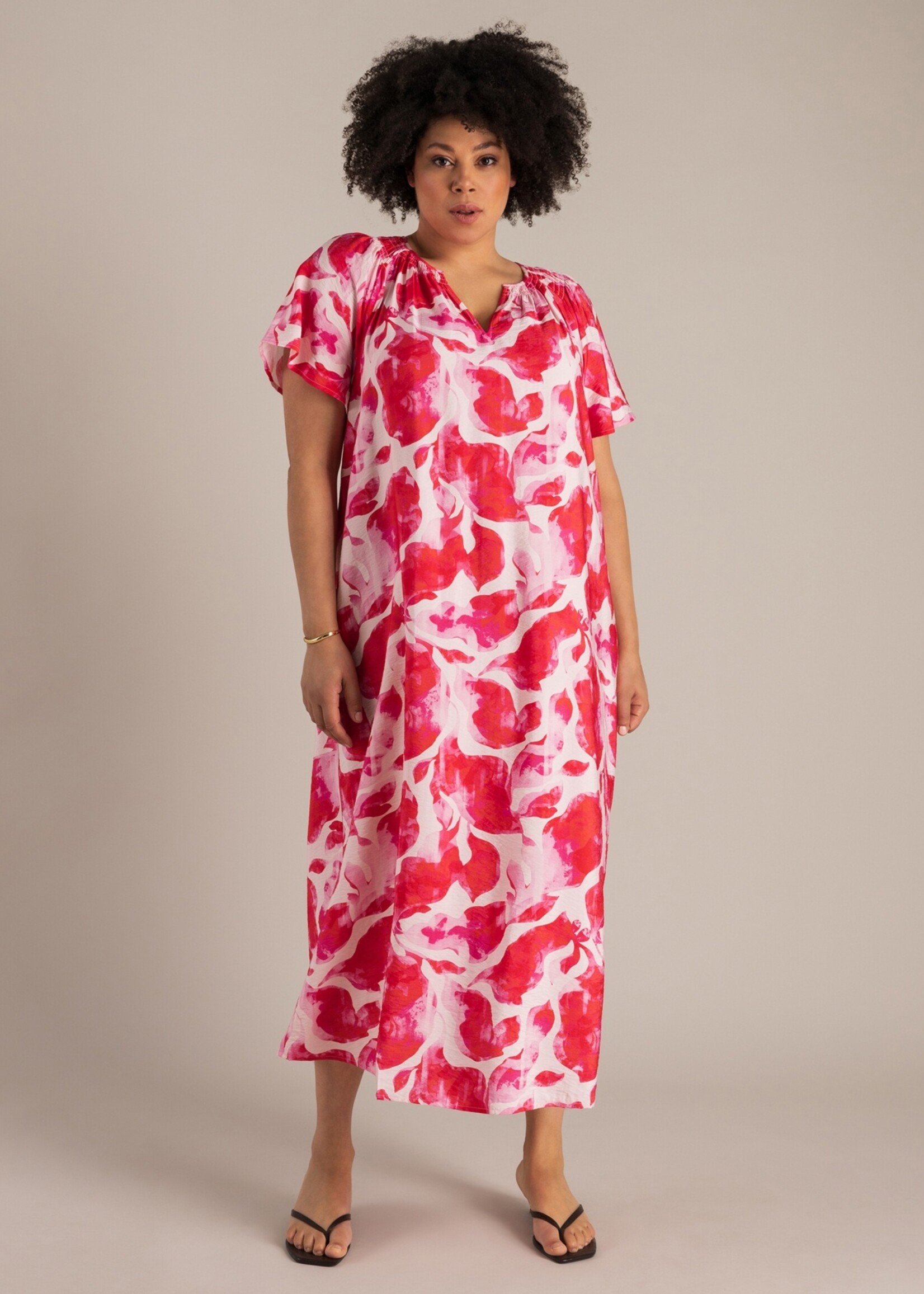 Yest Curve Jurk van Yest Curve met rood-witte print – luchtig, soepel en elegant