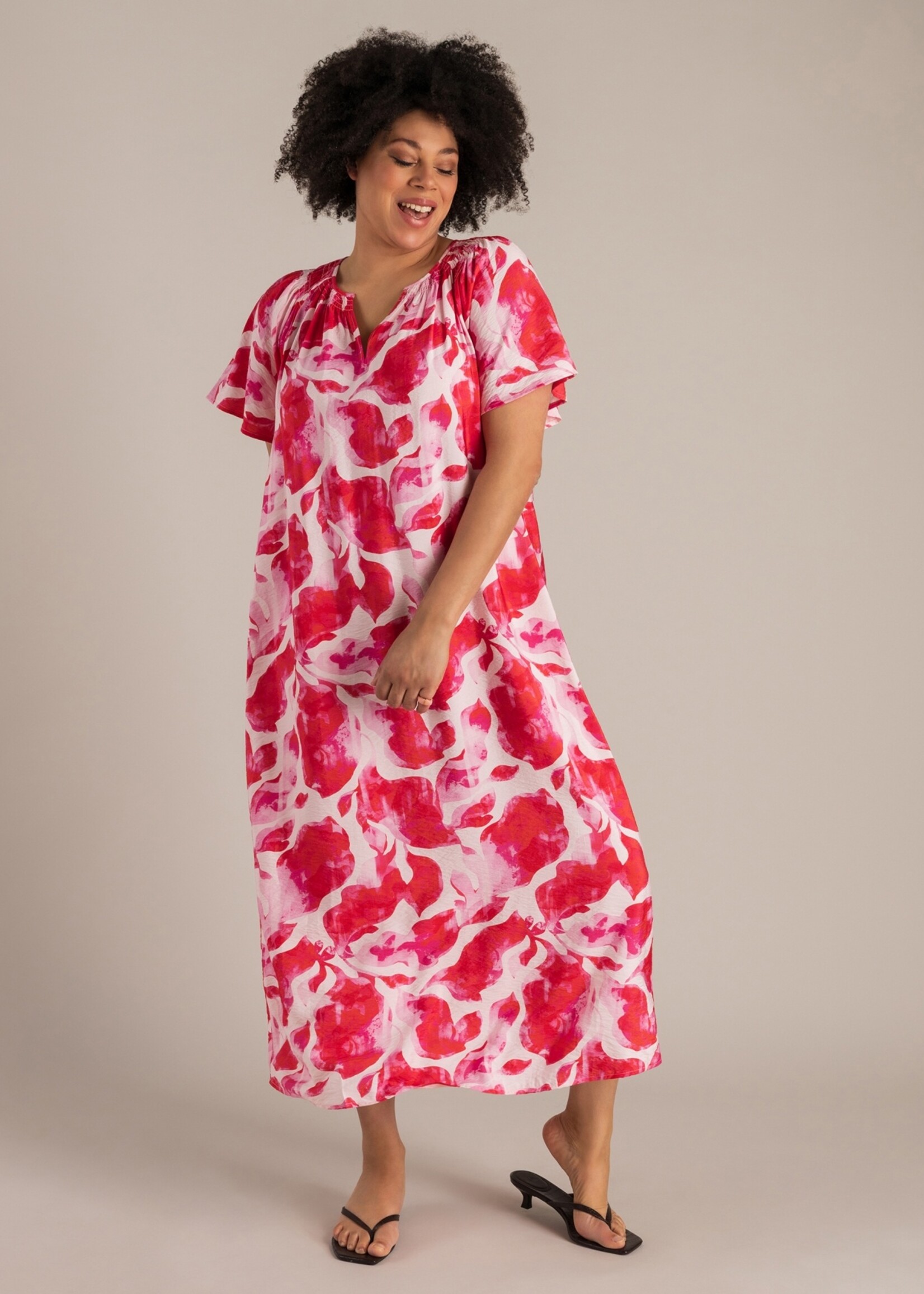 Yest Curve Jurk van Yest Curve met rood-witte print – luchtig, soepel en elegant