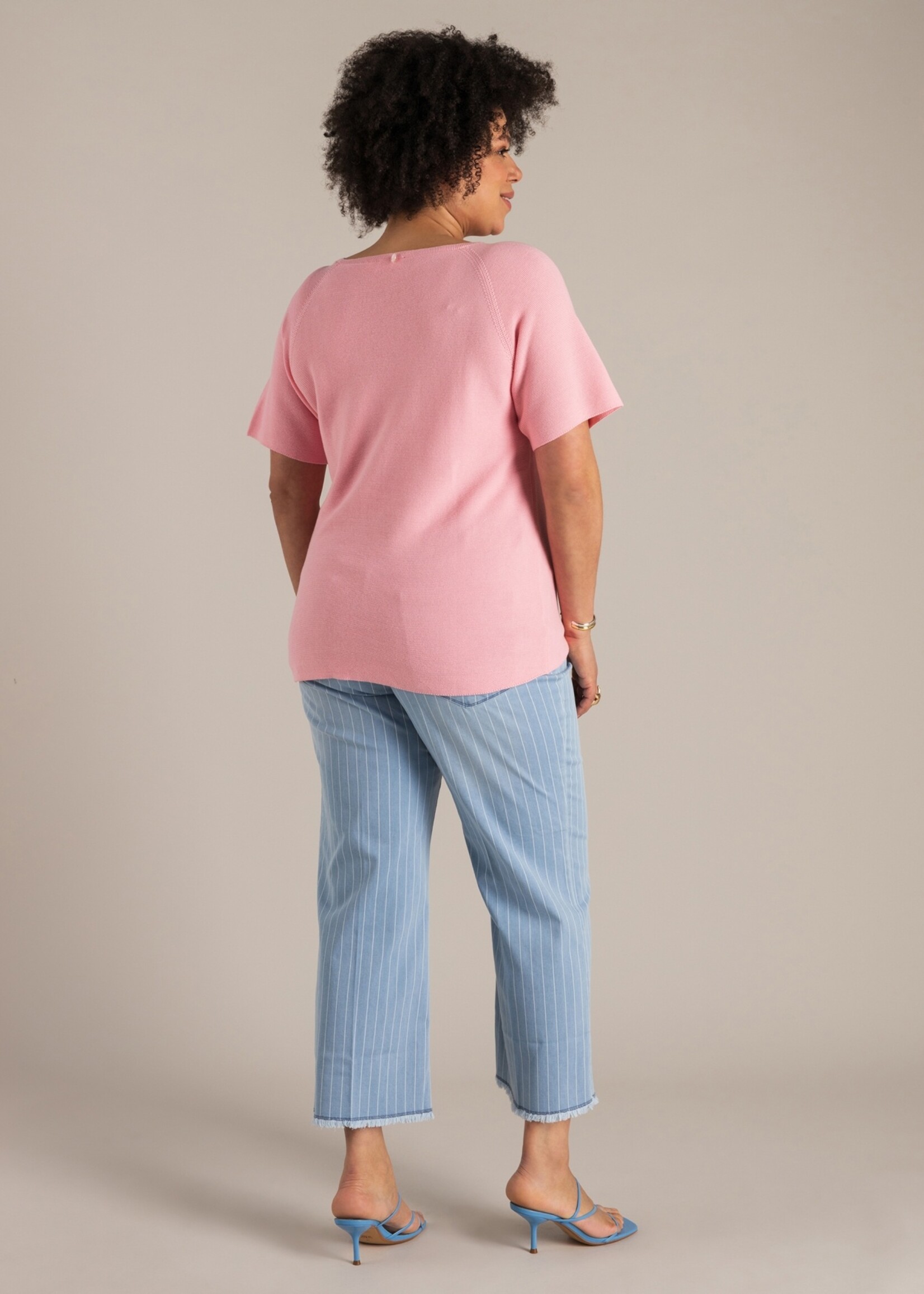 Yest Curve Gebreid truitje van Yest met V-hals – luchtig, soepel en flatterend