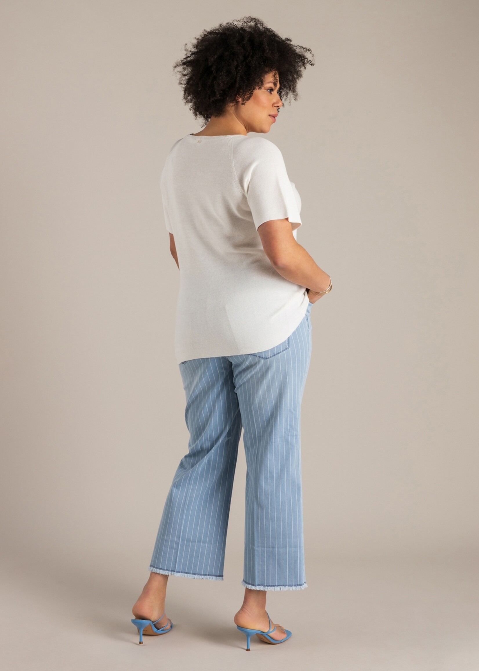 Yest Curve Gebreid truitje van Yest met V-hals – luchtig, soepel en flatterend