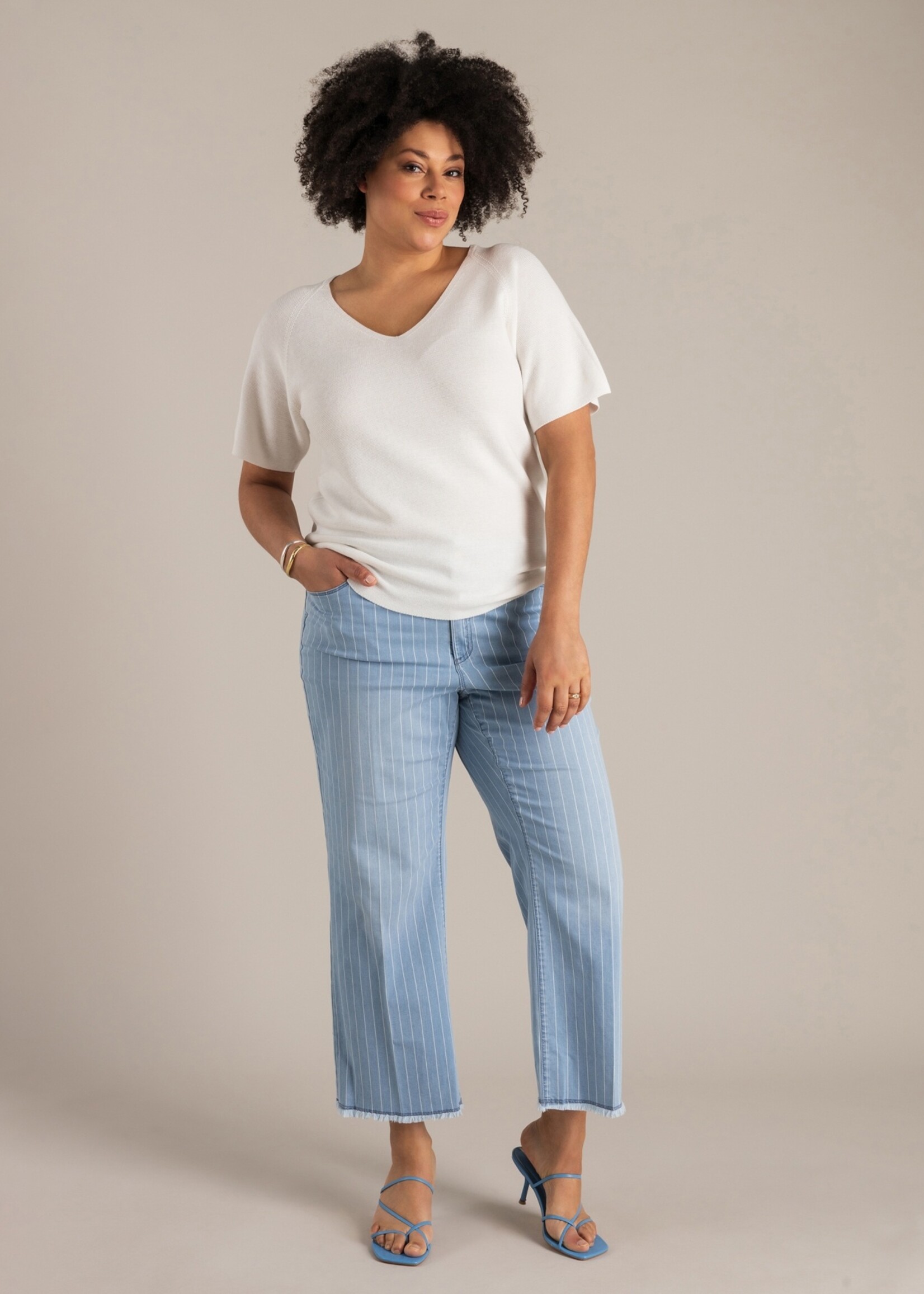 Yest Curve Gebreid truitje van Yest met V-hals – luchtig, soepel en flatterend