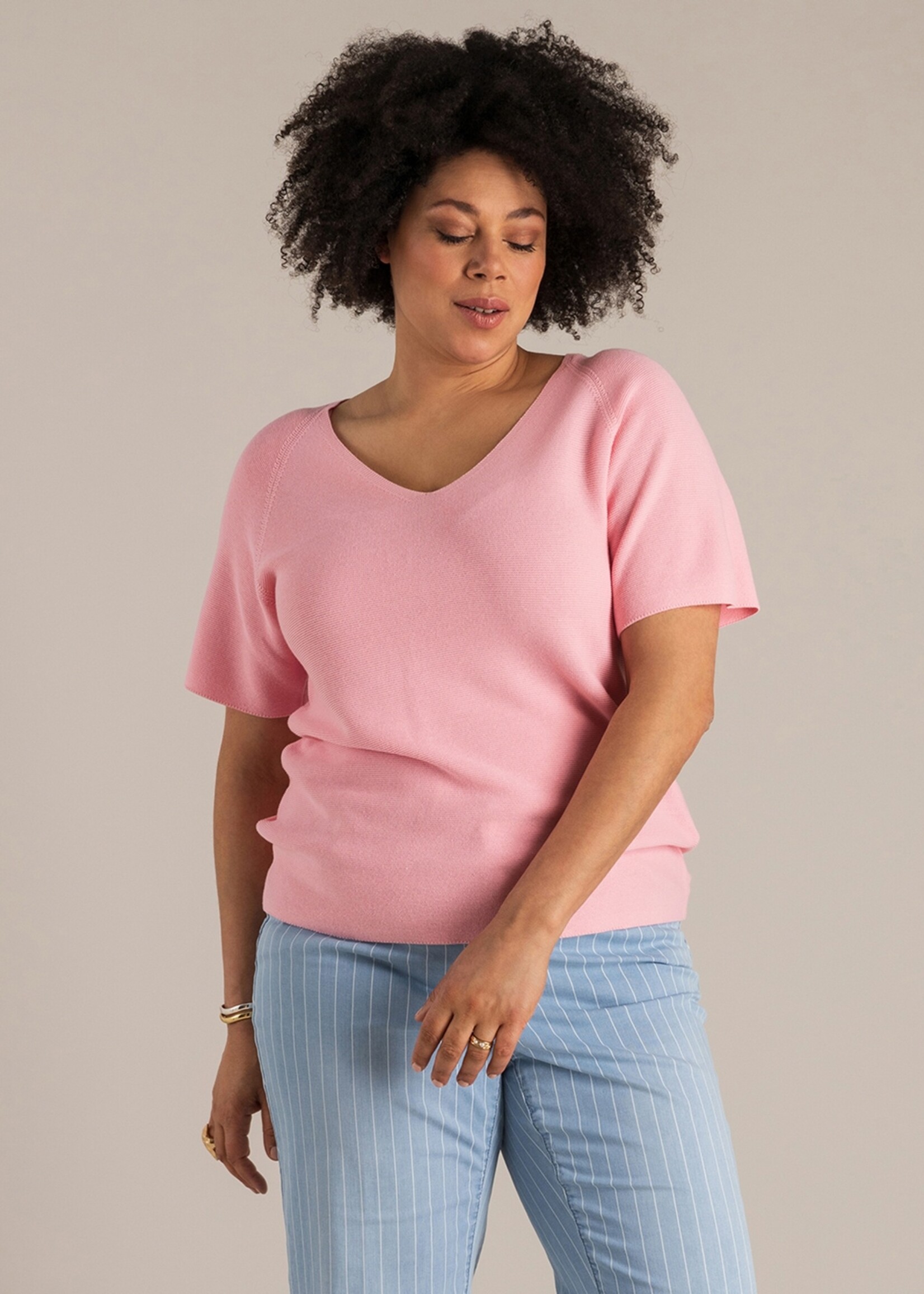 Yest Curve Gebreid truitje van Yest met V-hals – luchtig, soepel en flatterend