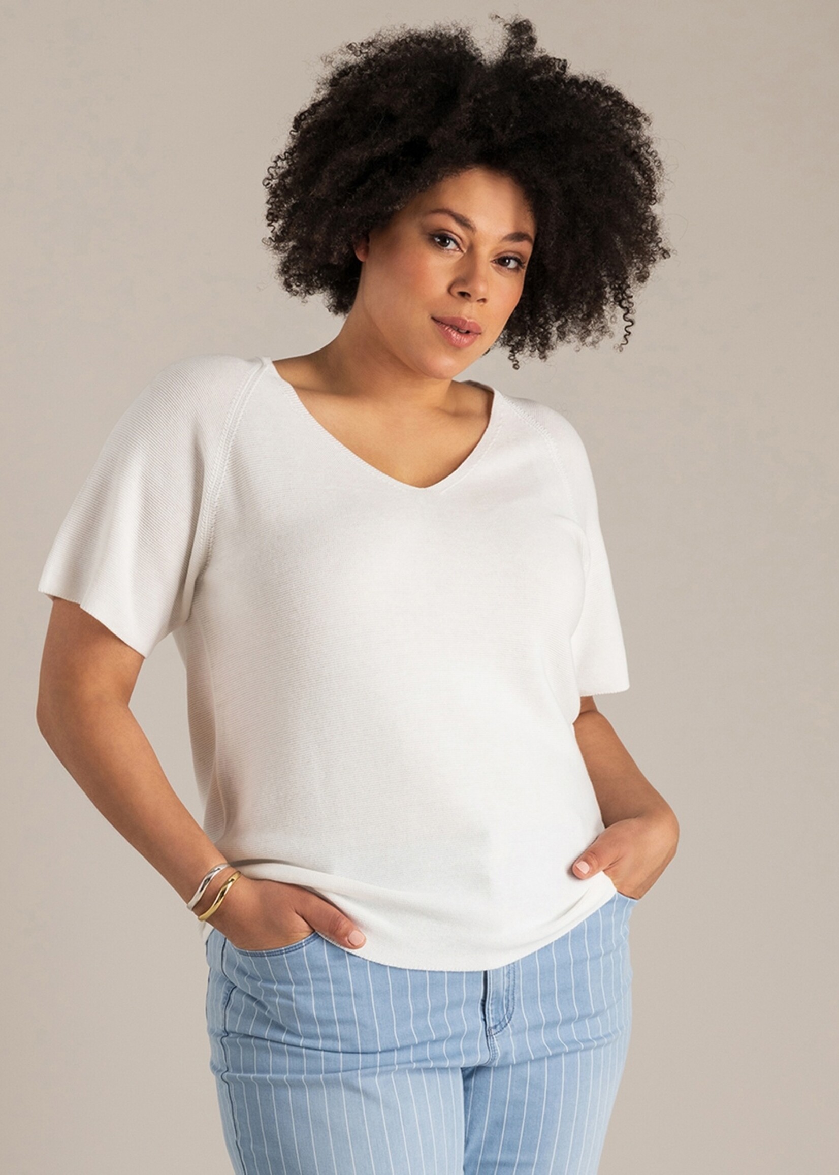 Yest Curve Gebreid truitje van Yest met V-hals – luchtig, soepel en flatterend