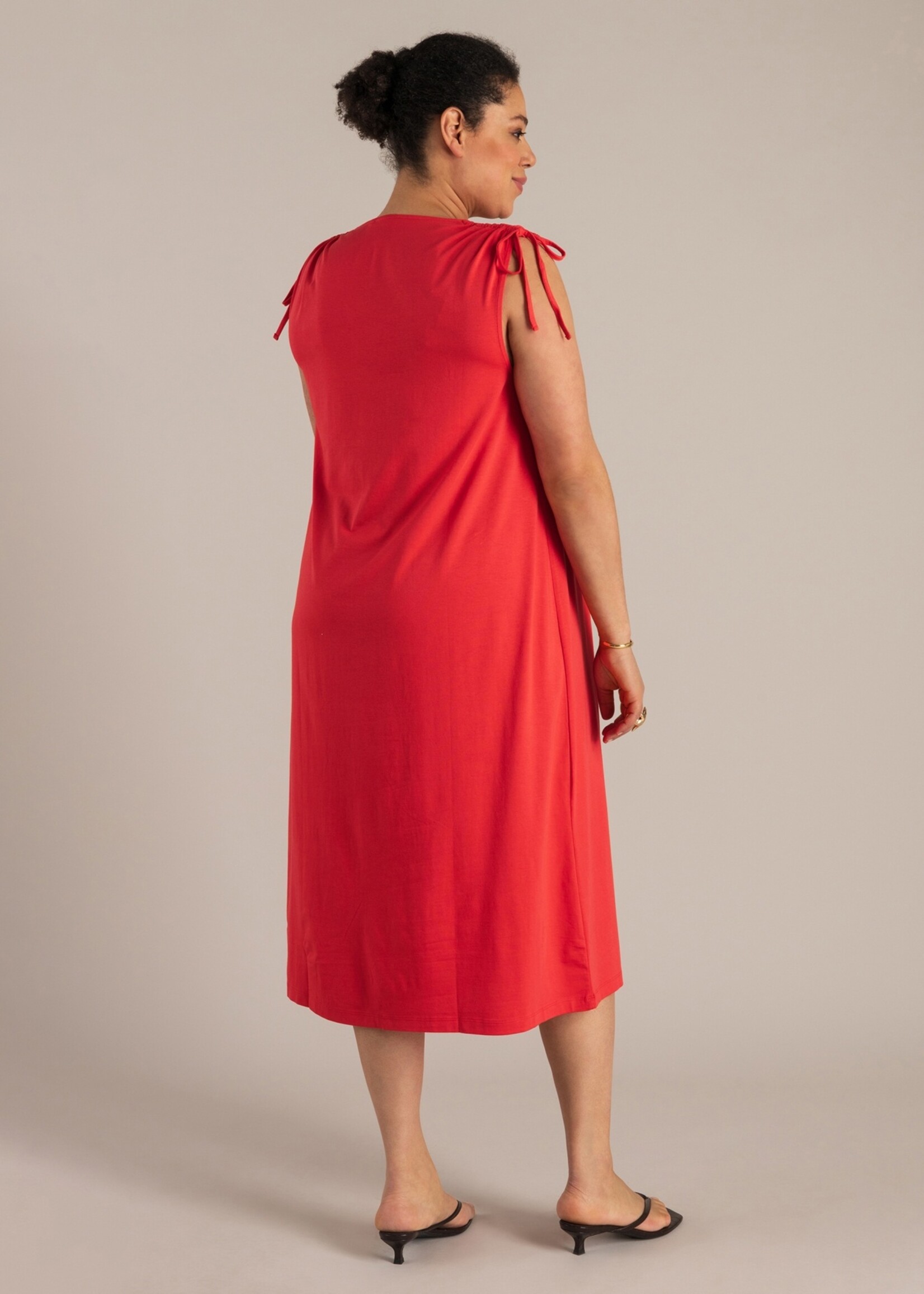 Yest Curve Lange rode jersey jurk Urszula Essential met verstelbare schouder – soepel vallend en flatterend