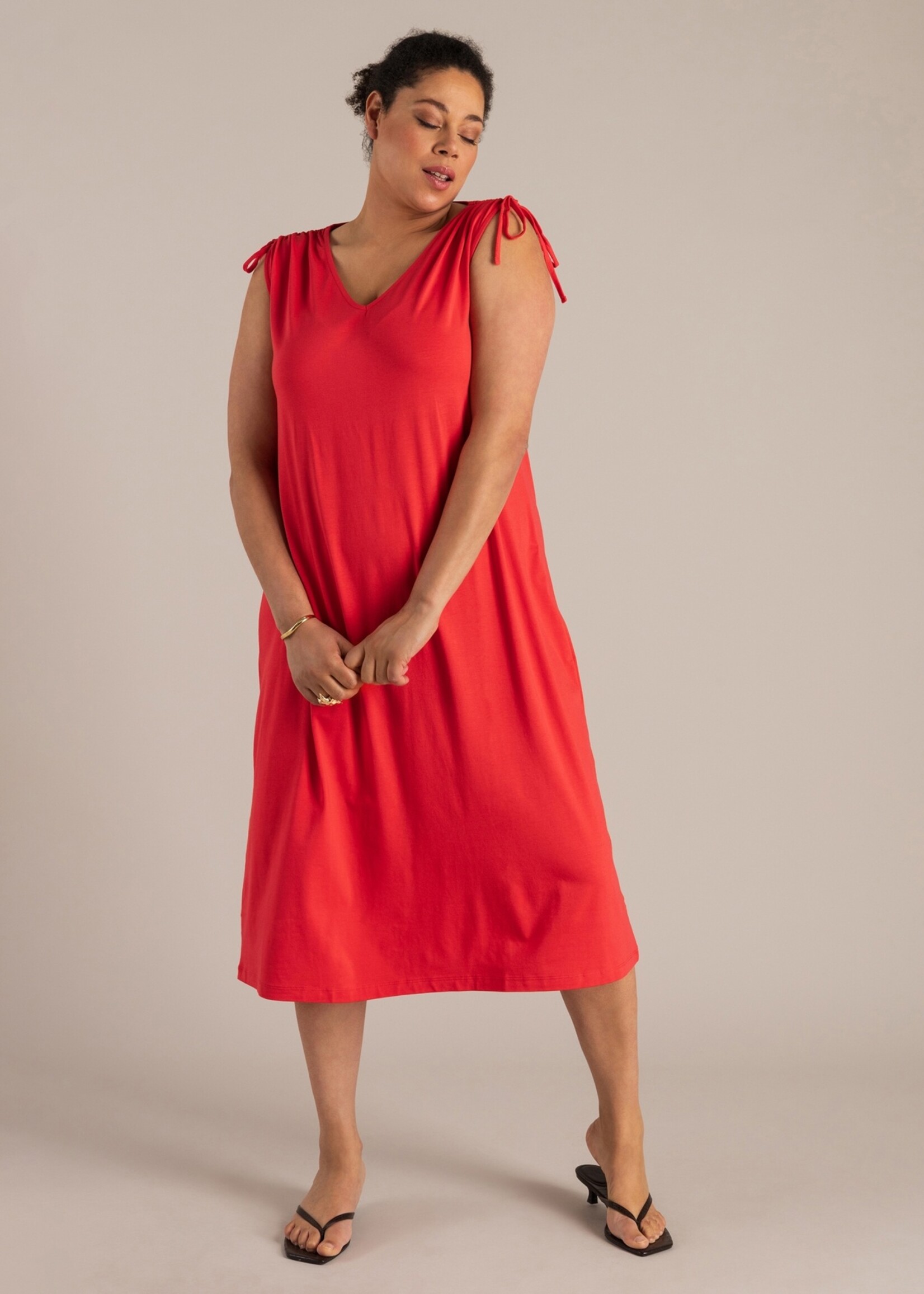 Yest Curve Lange rode jersey jurk Urszula Essential met verstelbare schouder – soepel vallend en flatterend