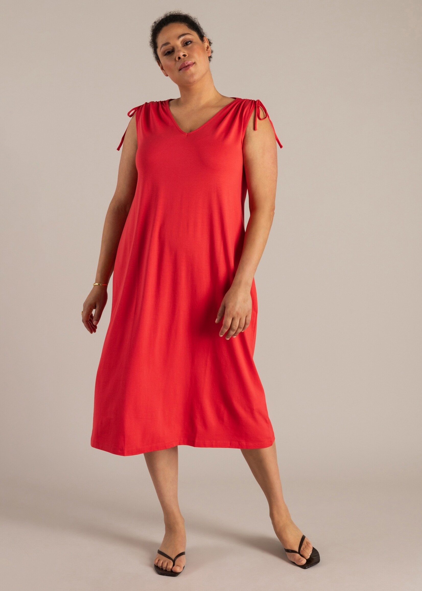 Yest Curve Lange rode jersey jurk Urszula Essential met verstelbare schouder – soepel vallend en flatterend