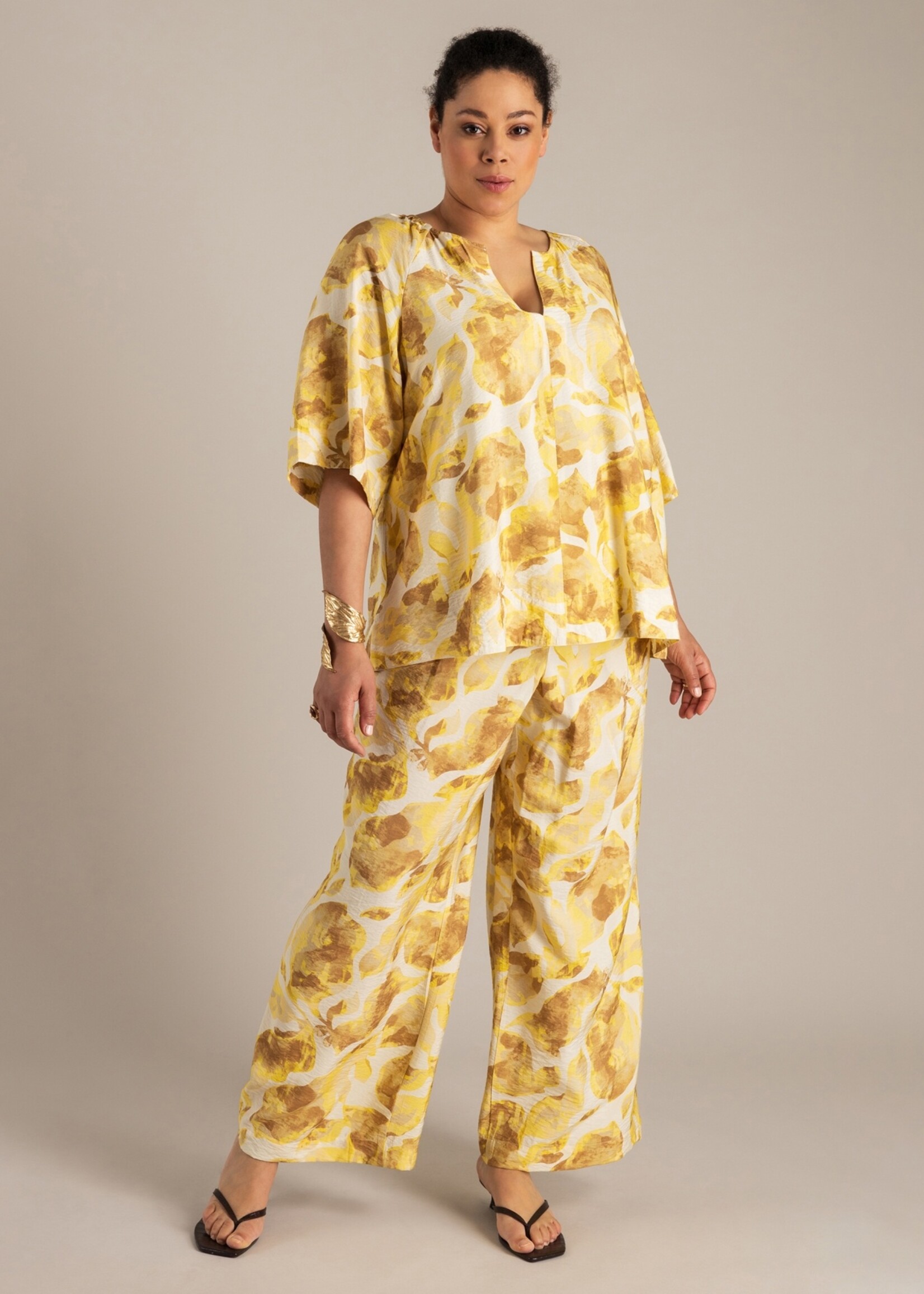 Yest Curve Nelle broek van Yest Curve met luchtige print – soepelvallend, loose fit en comfortabel met elastische taille