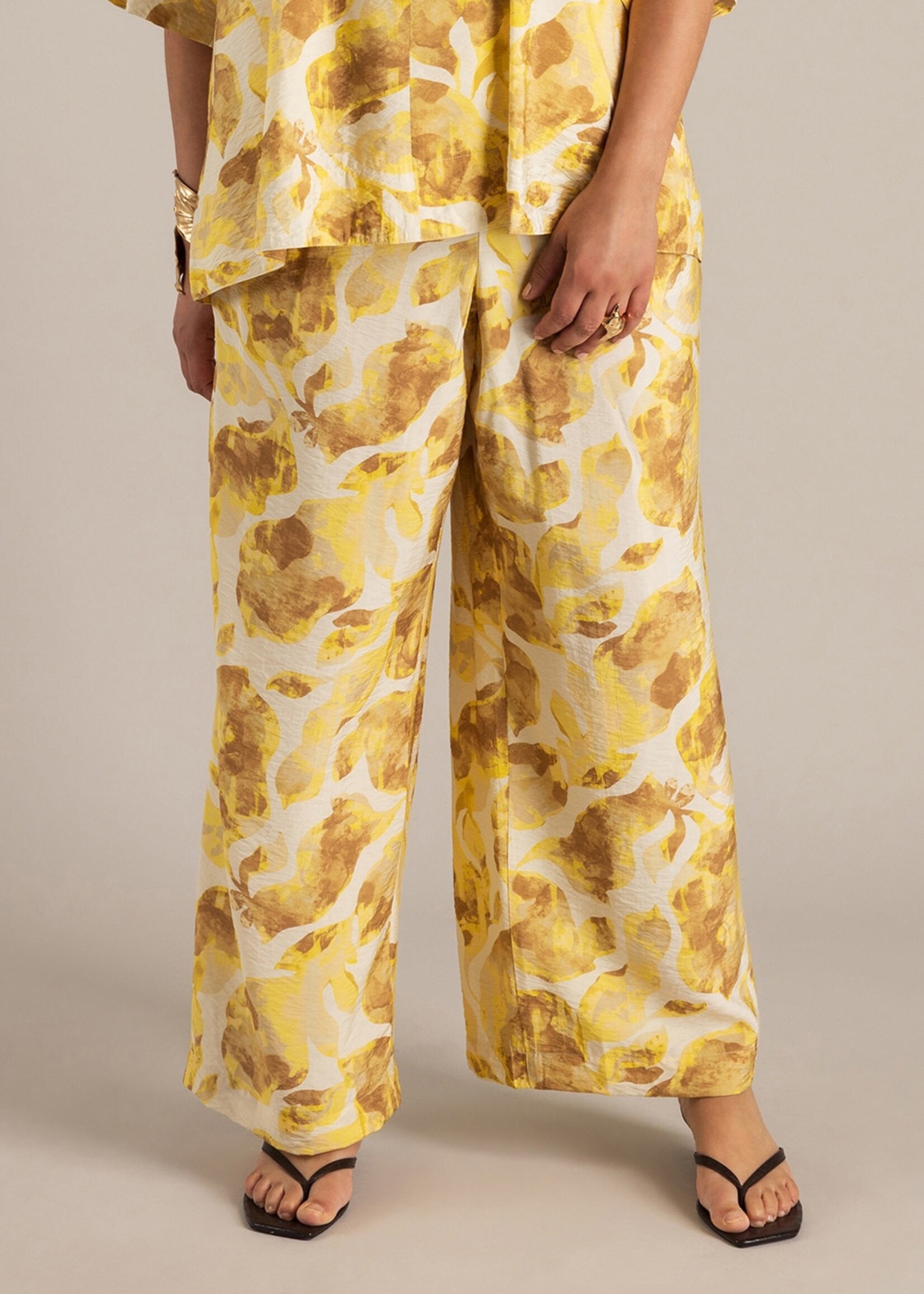 Yest Curve Nelle broek van Yest Curve met luchtige print – soepelvallend, loose fit en comfortabel met elastische taille