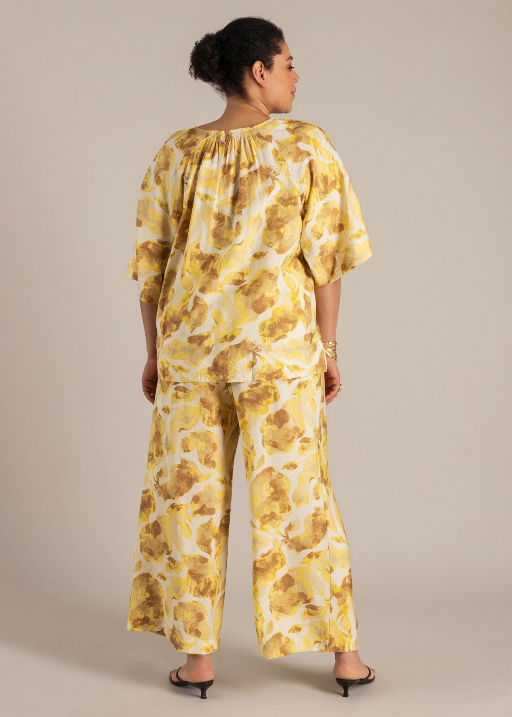 Yest Curve Nelle broek van Yest Curve met luchtige print – soepelvallend, loose fit en comfortabel met elastische taille