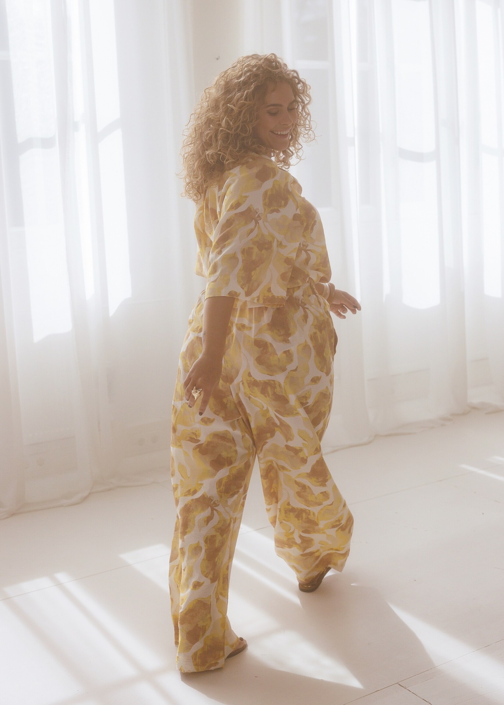 Yest Curve Nelle broek van Yest Curve met luchtige print – soepelvallend, loose fit en comfortabel met elastische taille