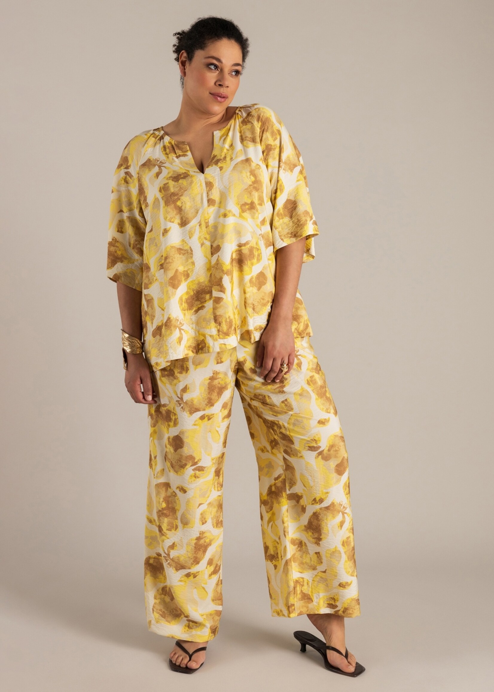 Yest Curve Norah blouse van Yest Curve met luchtige print – soepelvallend, loose fit en flatterend door raglanmouw