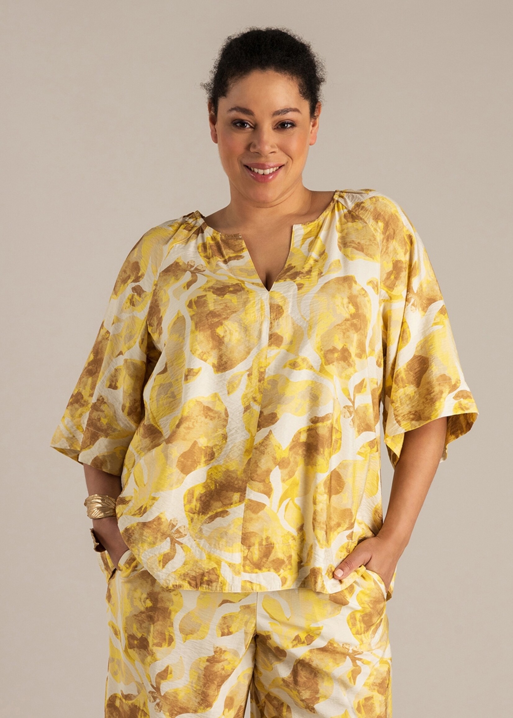Yest Curve Norah blouse van Yest Curve met luchtige print – soepelvallend, loose fit en flatterend door raglanmouw