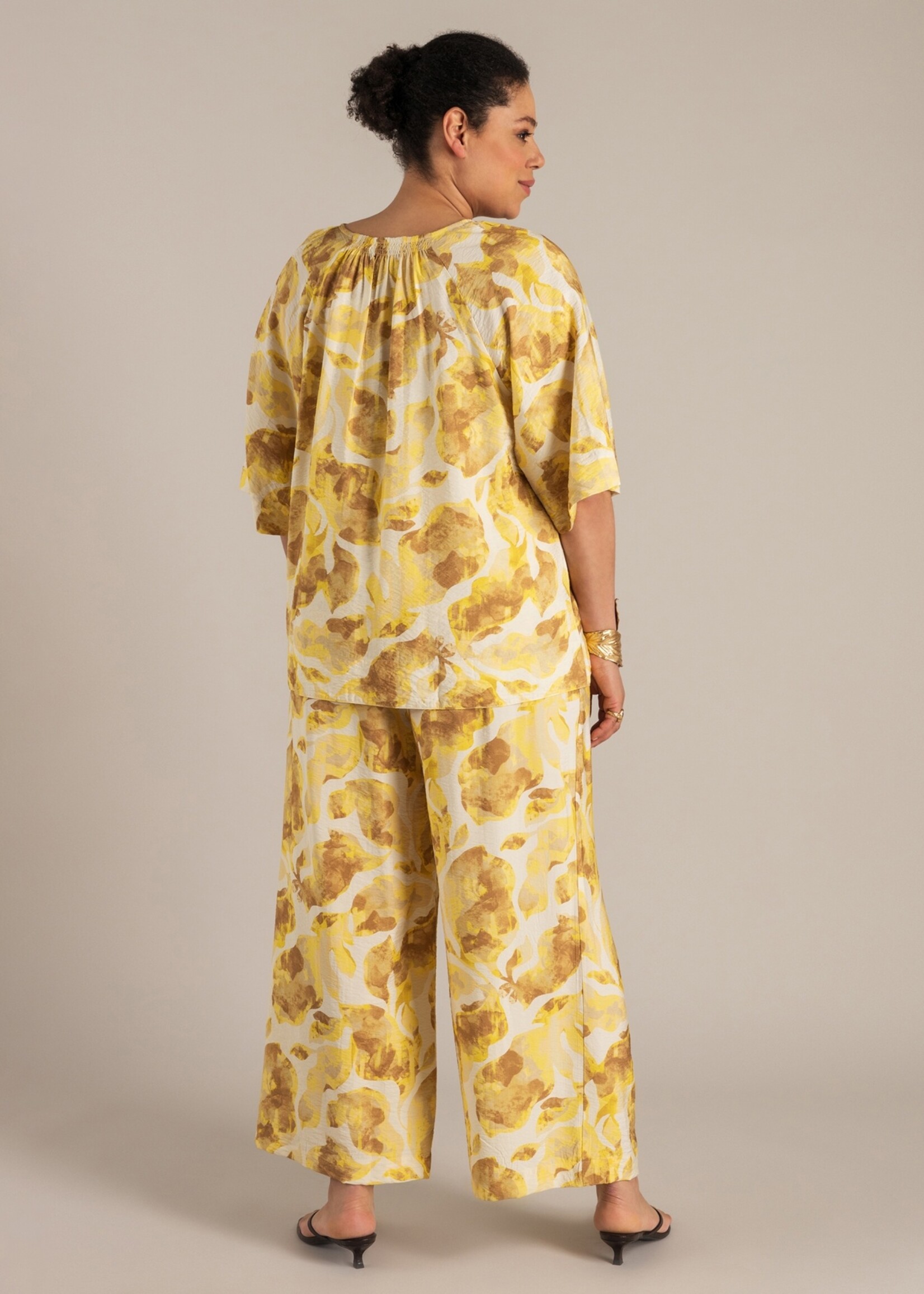 Yest Curve Norah blouse van Yest Curve met luchtige print – soepelvallend, loose fit en flatterend door raglanmouw