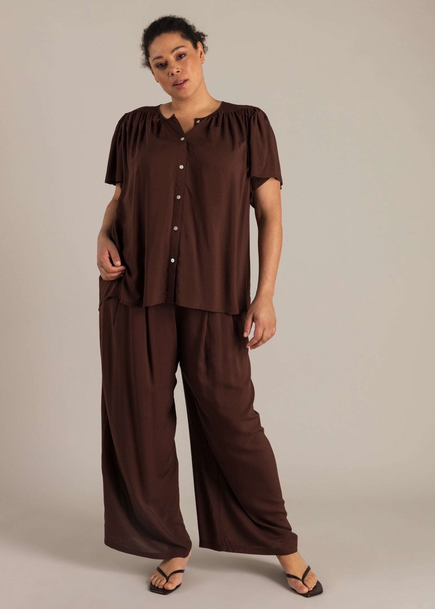 Yest Curve Wijde broek van Yest Curve in koffiebruin – soepel vallend en heerlijk comfortabel