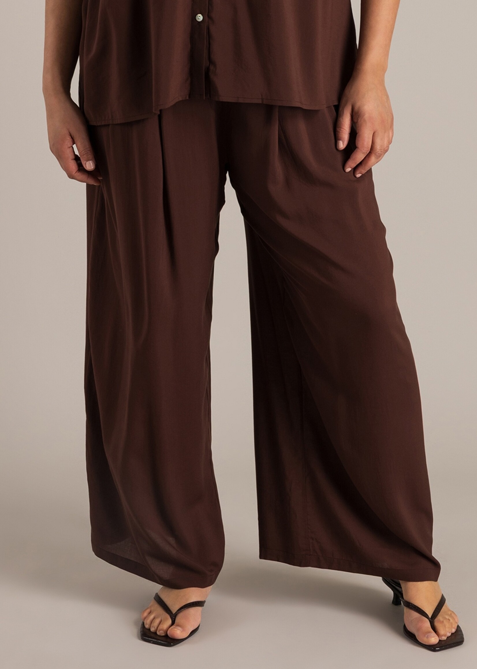 Yest Curve Wijde broek van Yest Curve in koffiebruin – soepel vallend en heerlijk comfortabel