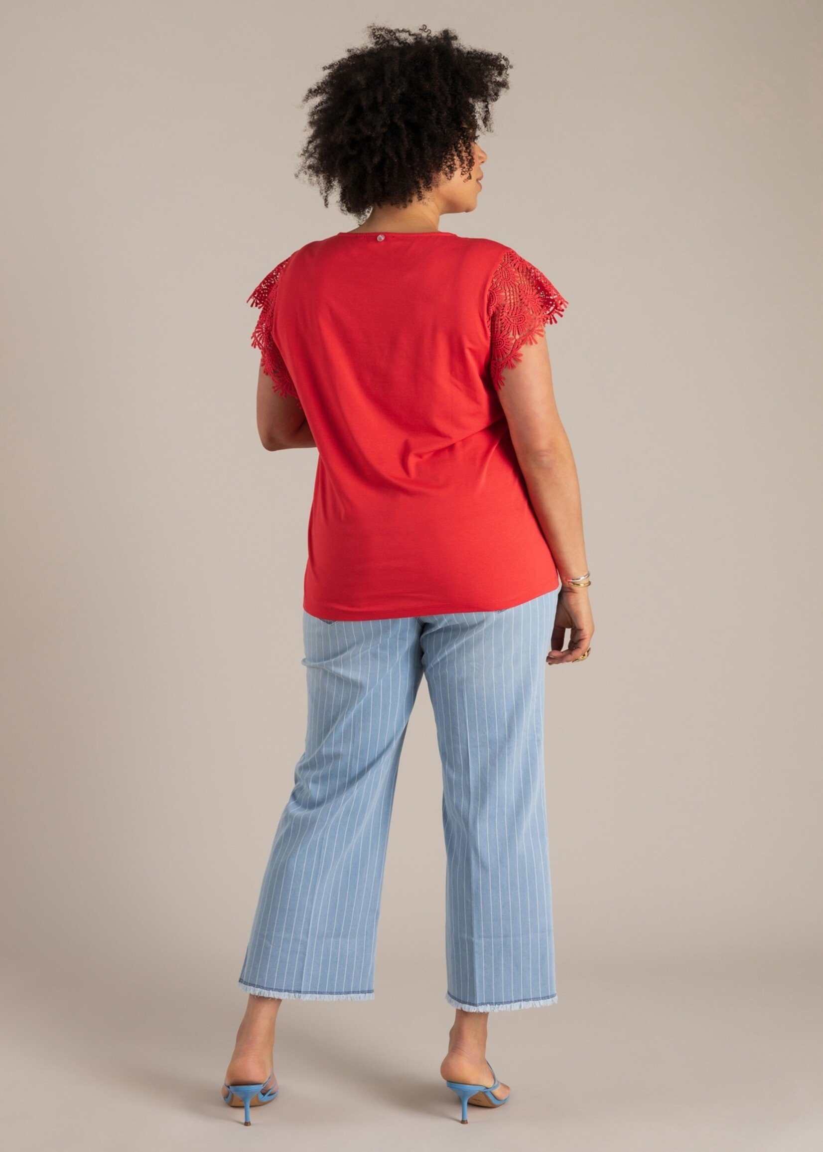 Yest Curve Top van YEST CURVE met kanten mouwen – soepel, vrouwelijk en comfortabel